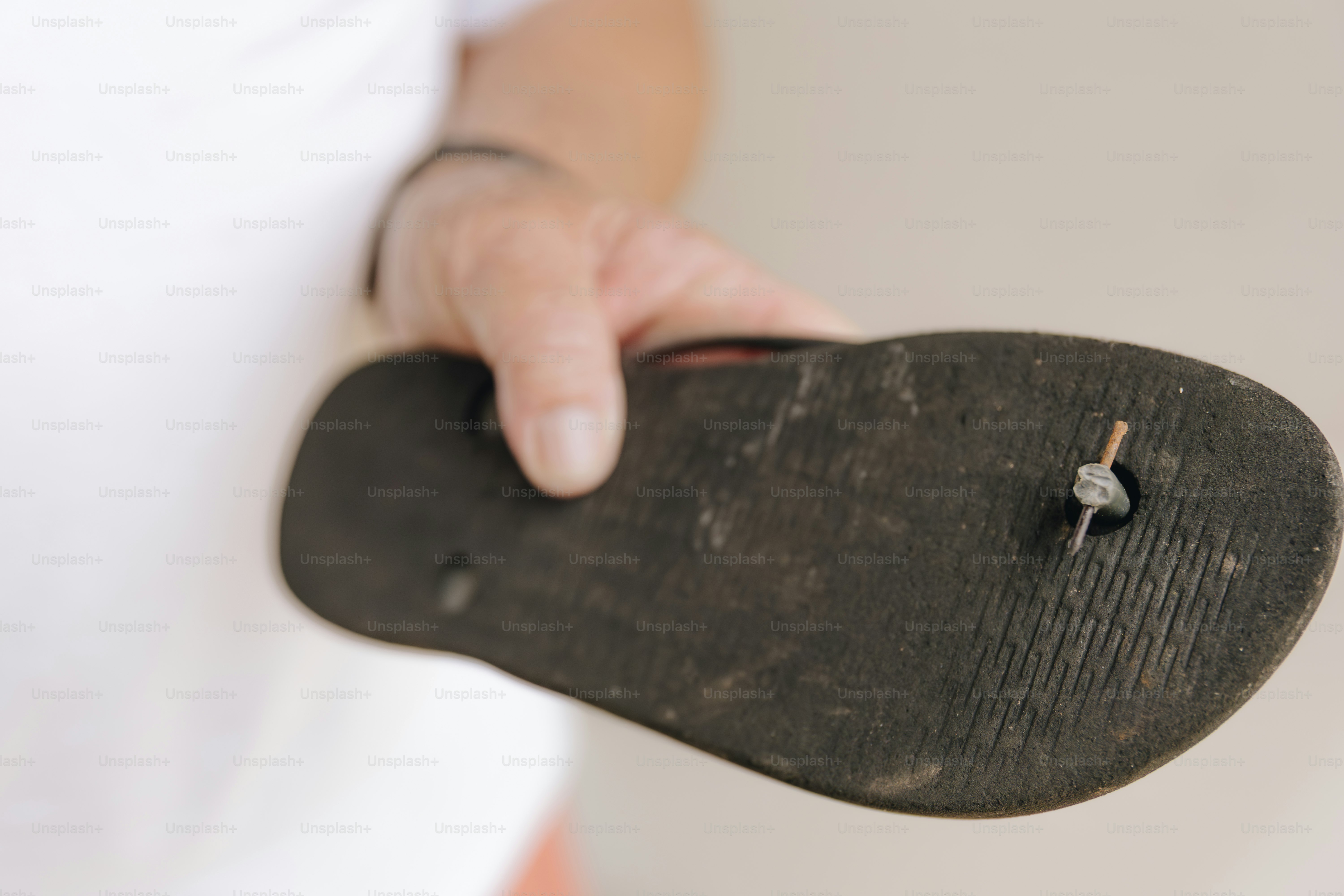 Ein Flip-Flop mit einem Nagel in der Sohle