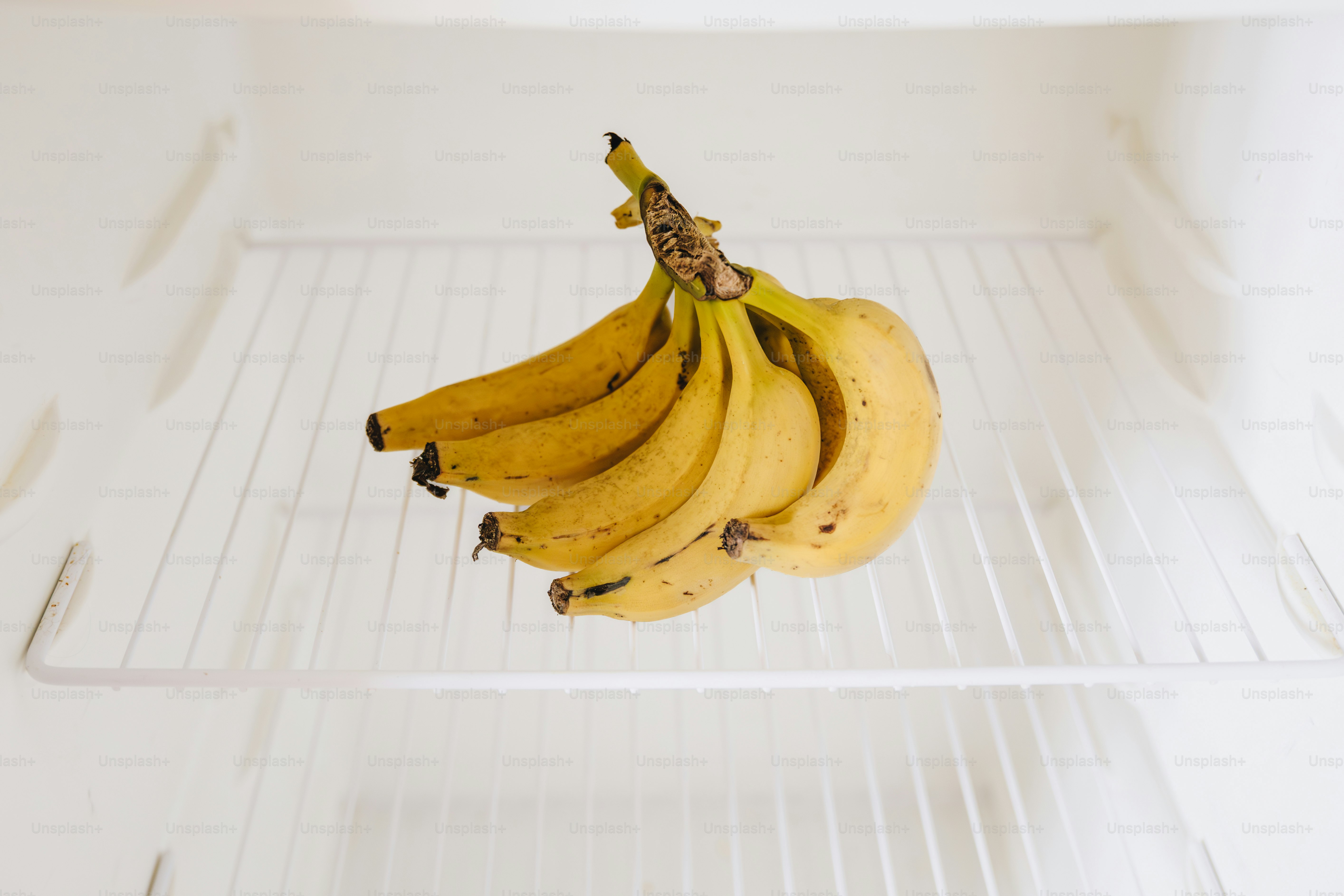 Bündel reifer Bananen auf einem Kühlschrankregal