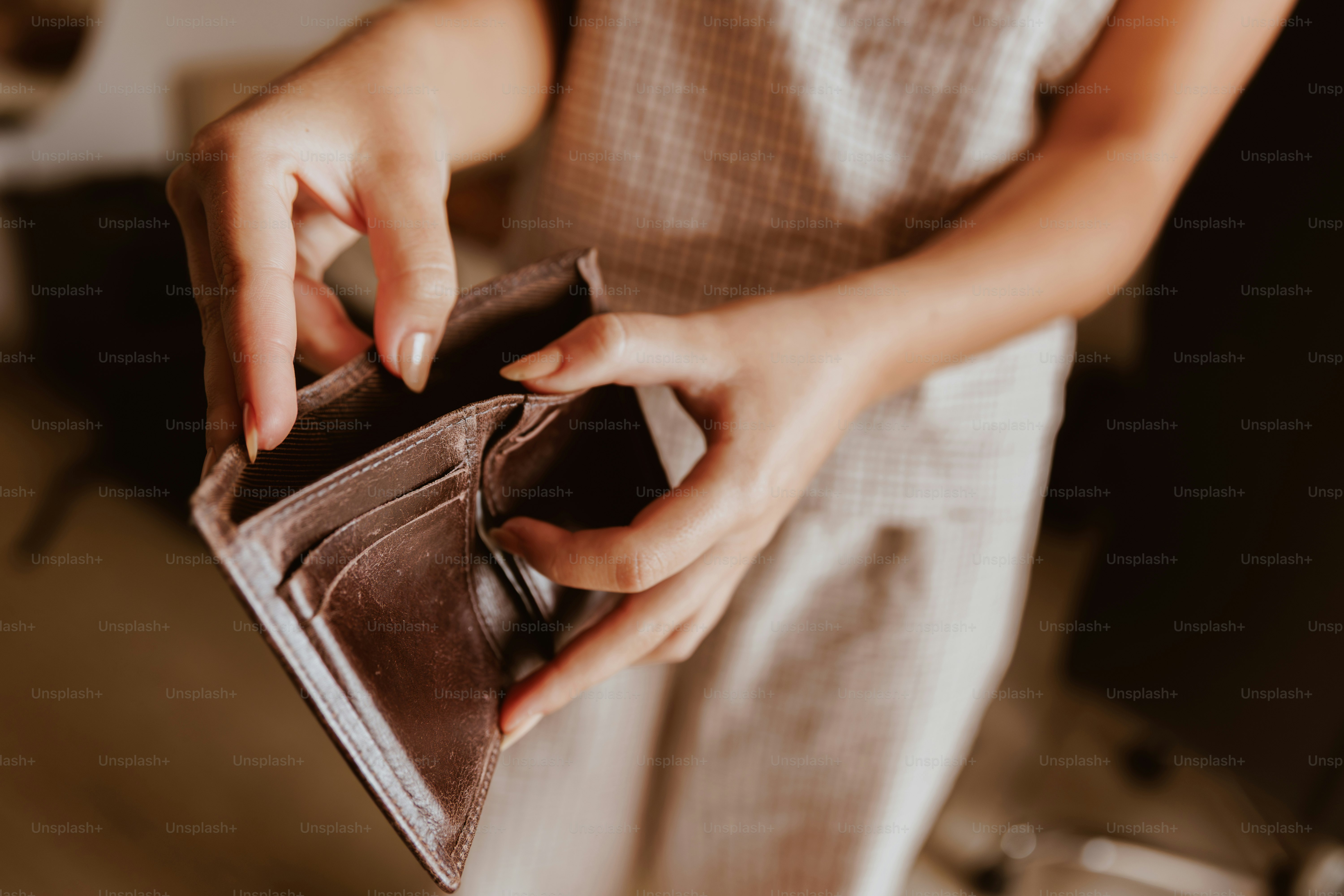 Person mit leerem Portemonnaie