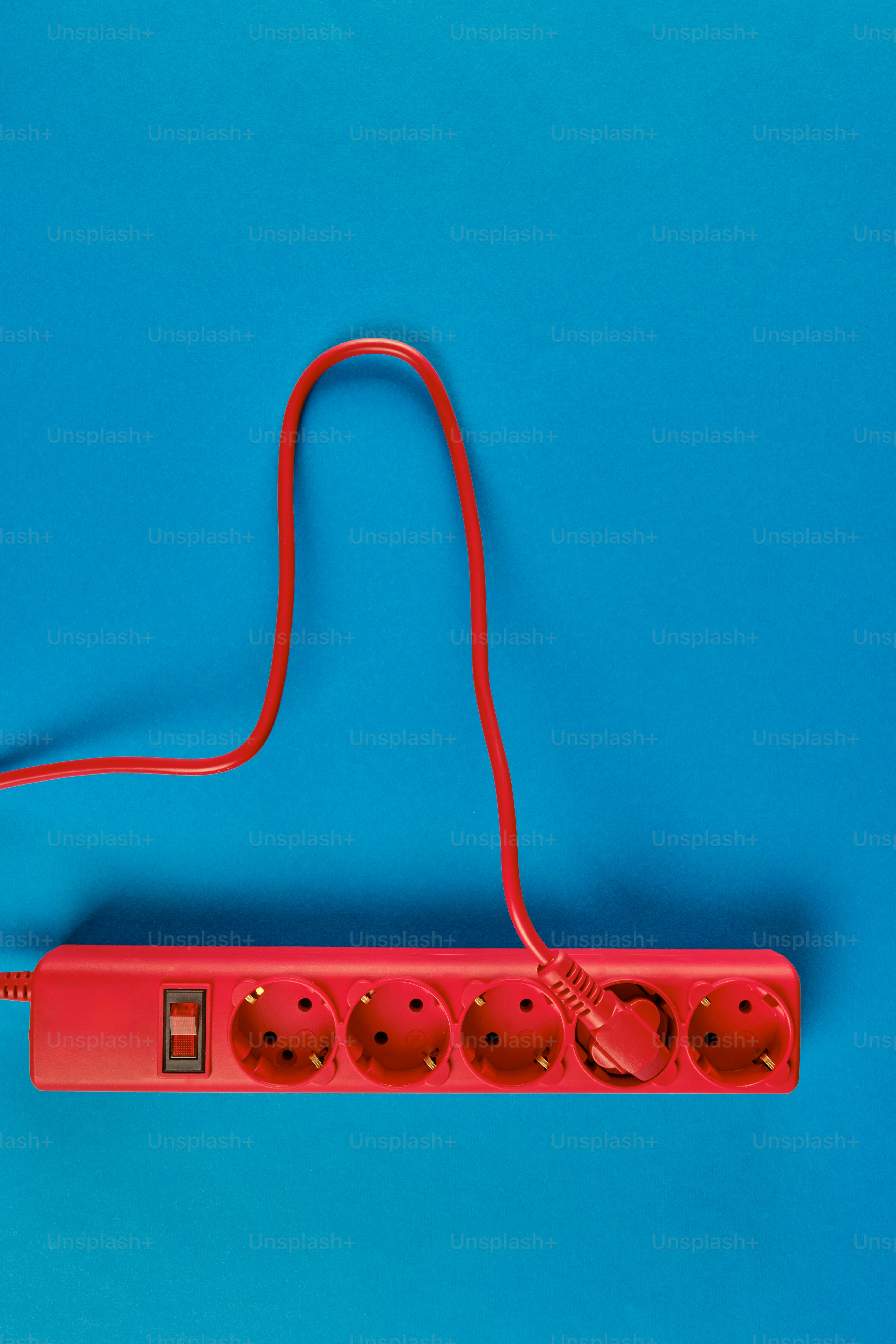 Filtro de linha vermelho com cabo em fundo azul