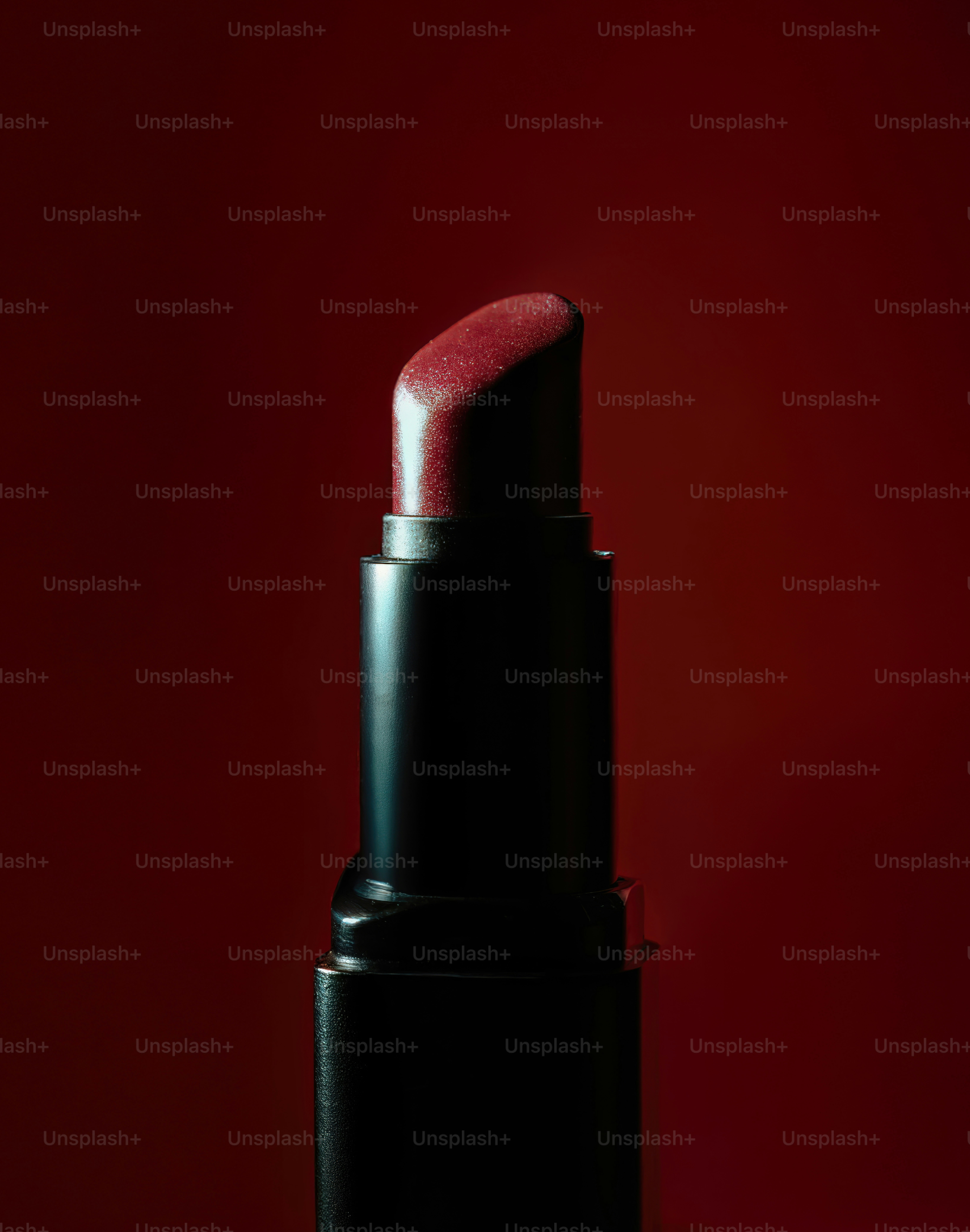 Close-up lipstik merah berkilauan.