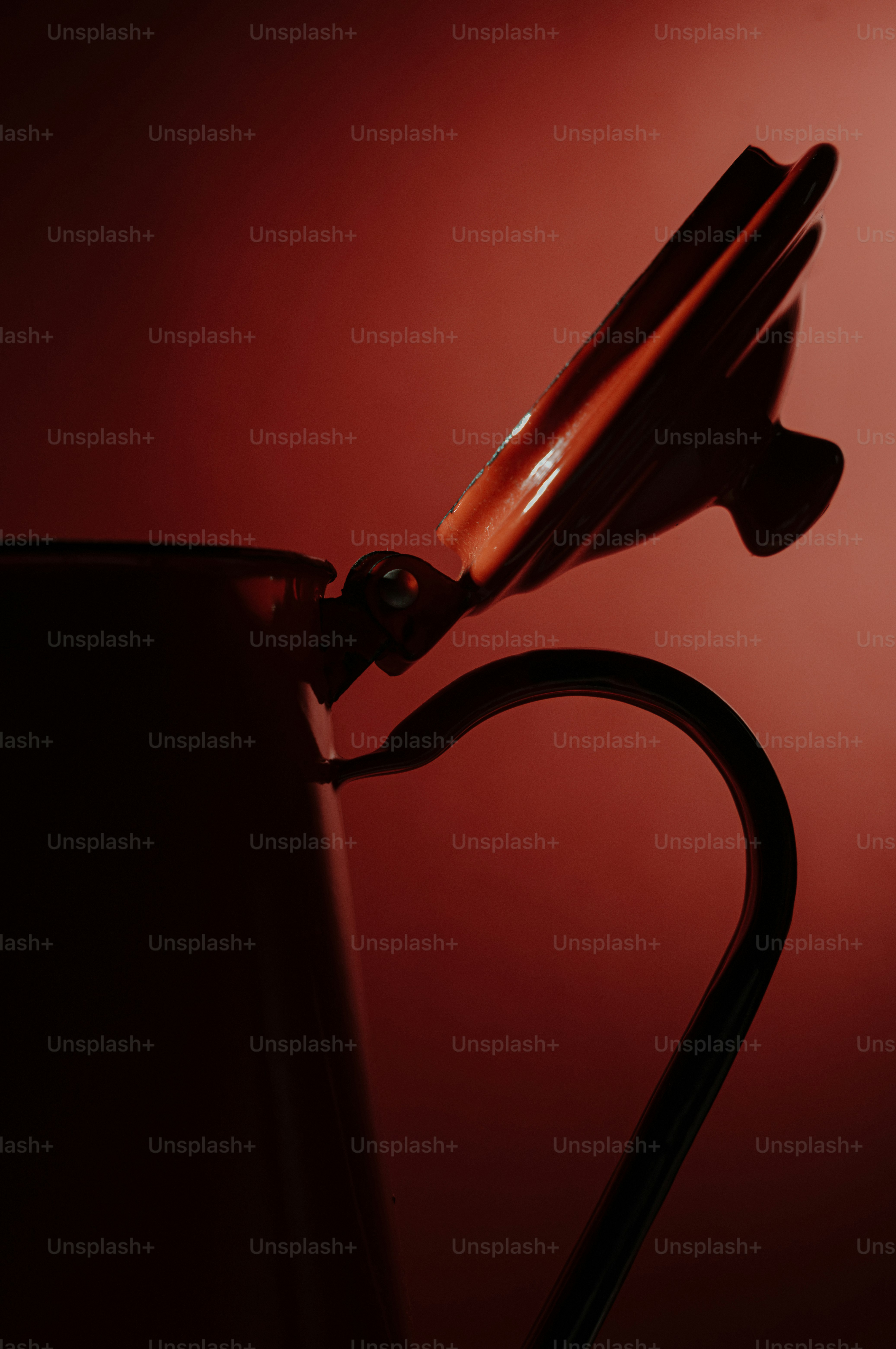 Die dunkle Silhouette einer Teekanne mit angelehntem Deckel