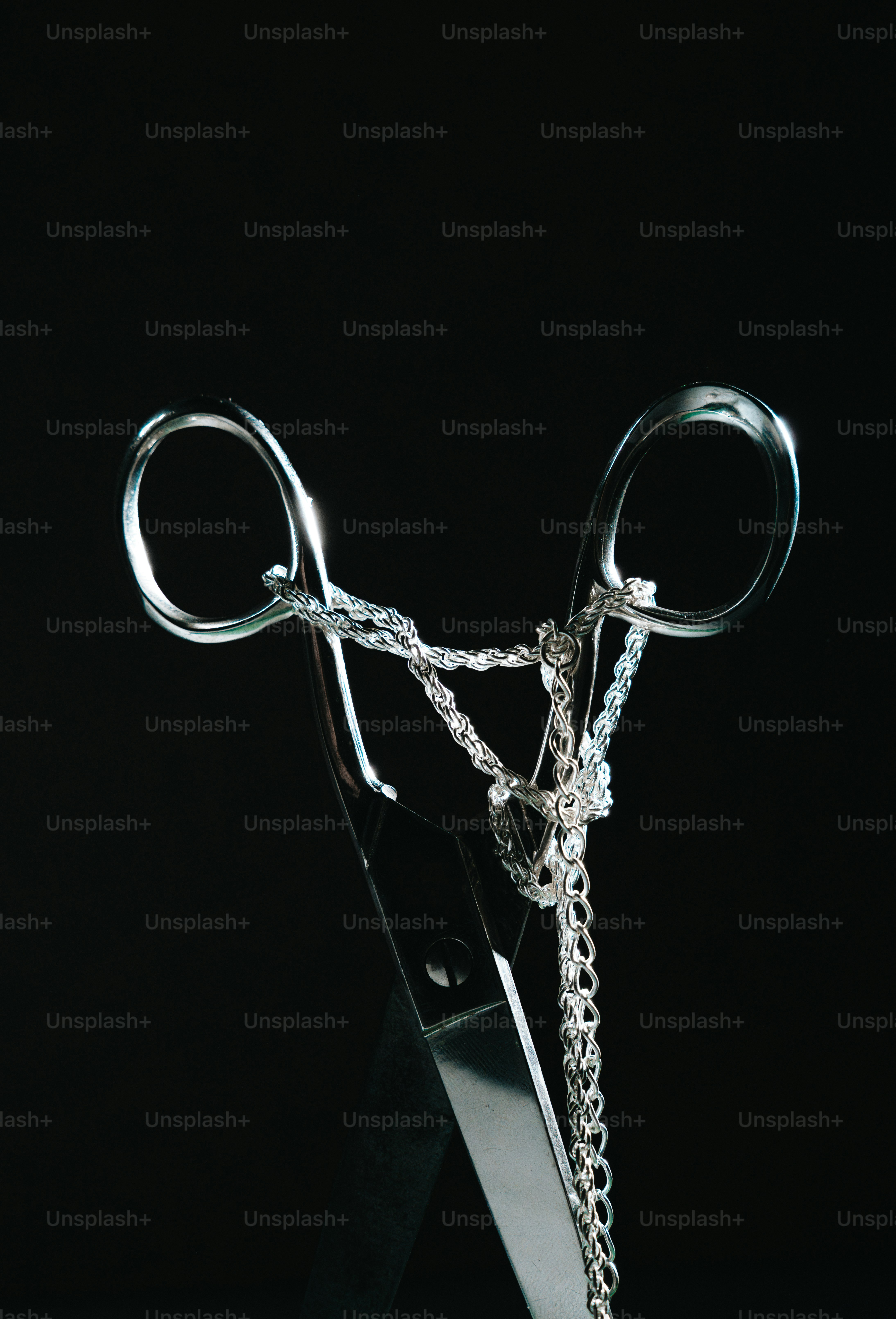 チェーンで結ばれた銀のハサミ