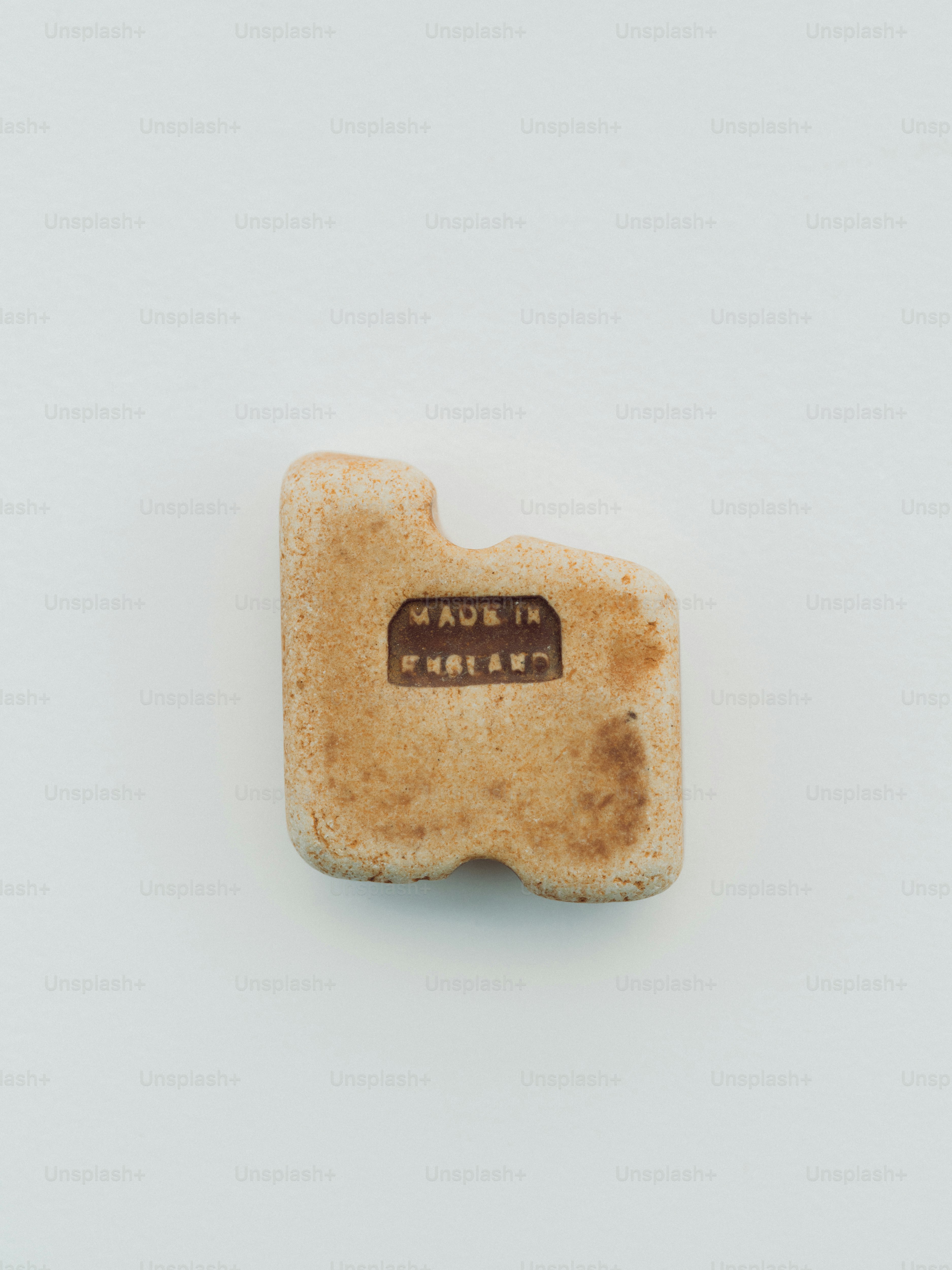 Piccolo oggetto in ceramica con timbro 'made in england'