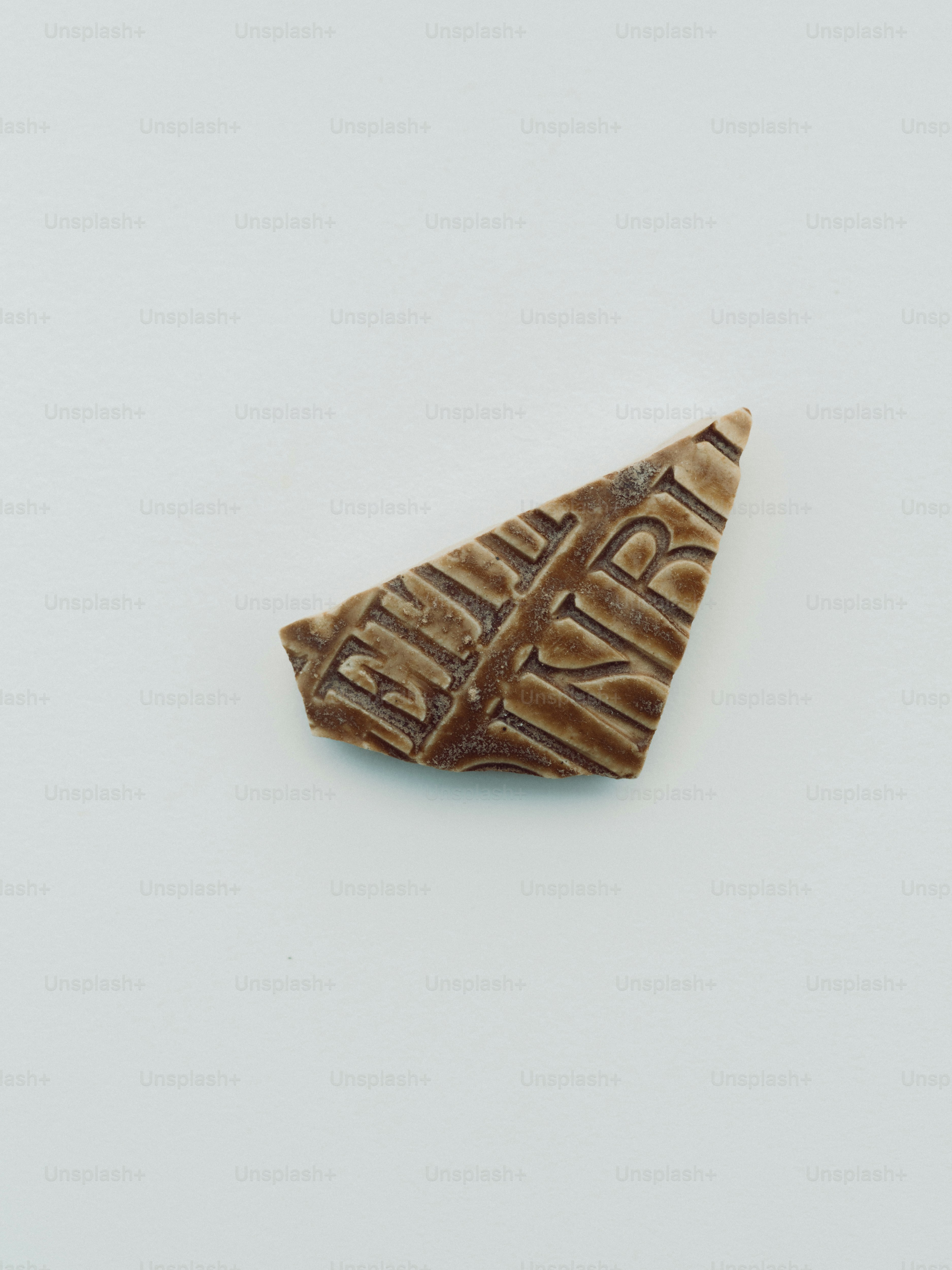 Fragmento de chocolate com letras em relevo