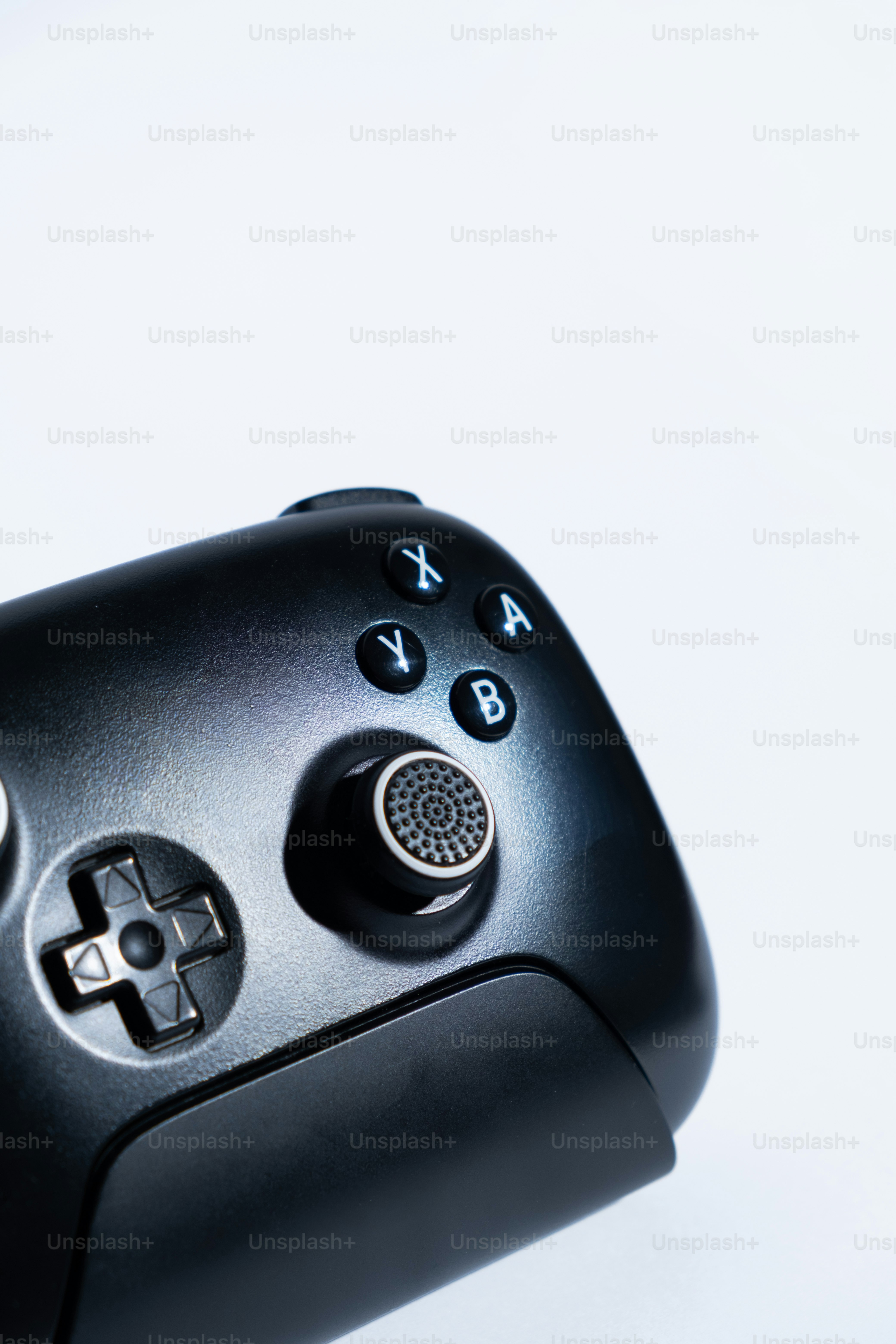 Controlador de videojuegos negro con botones y joystick