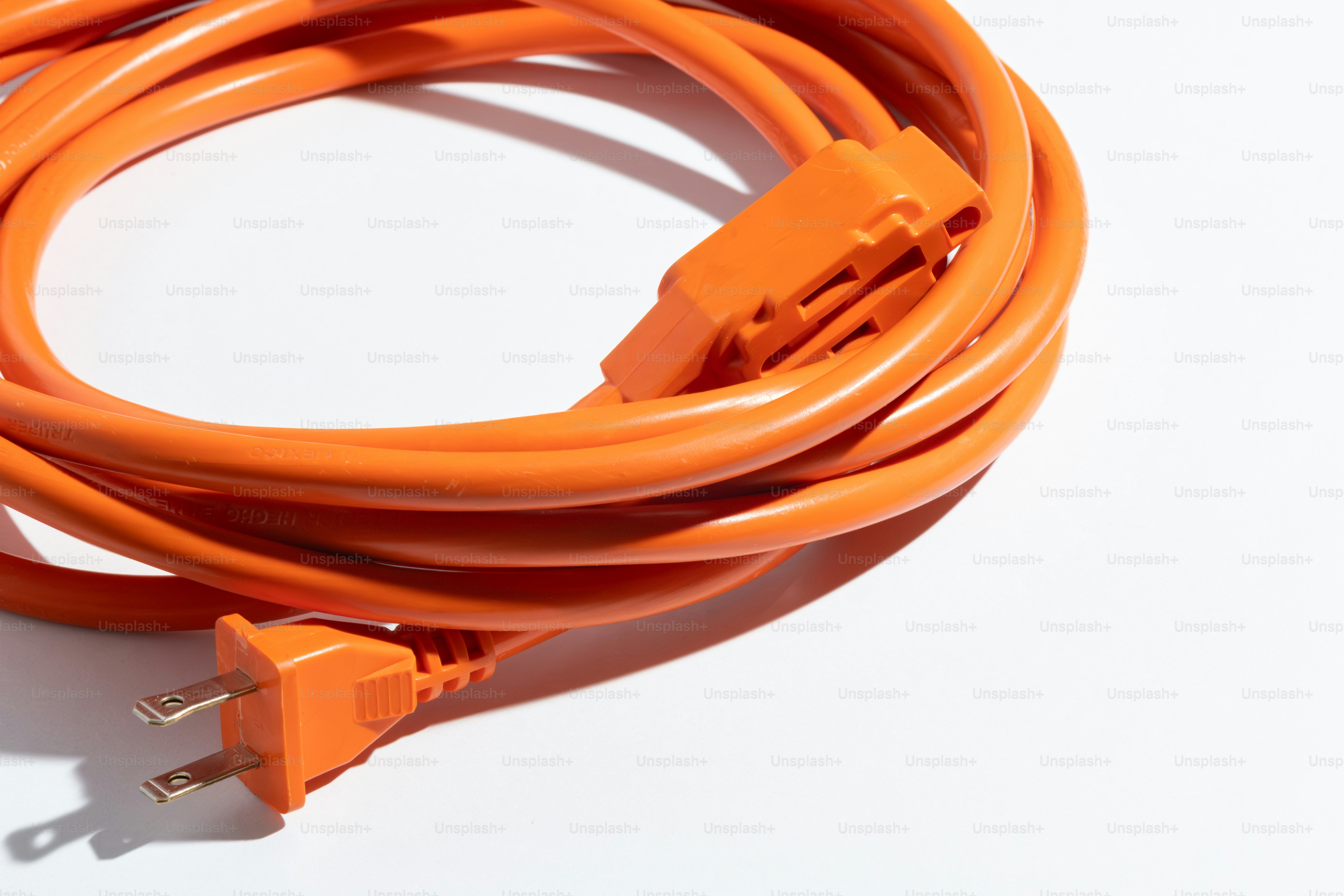 Kabel ekstensi listrik oranye melingkar