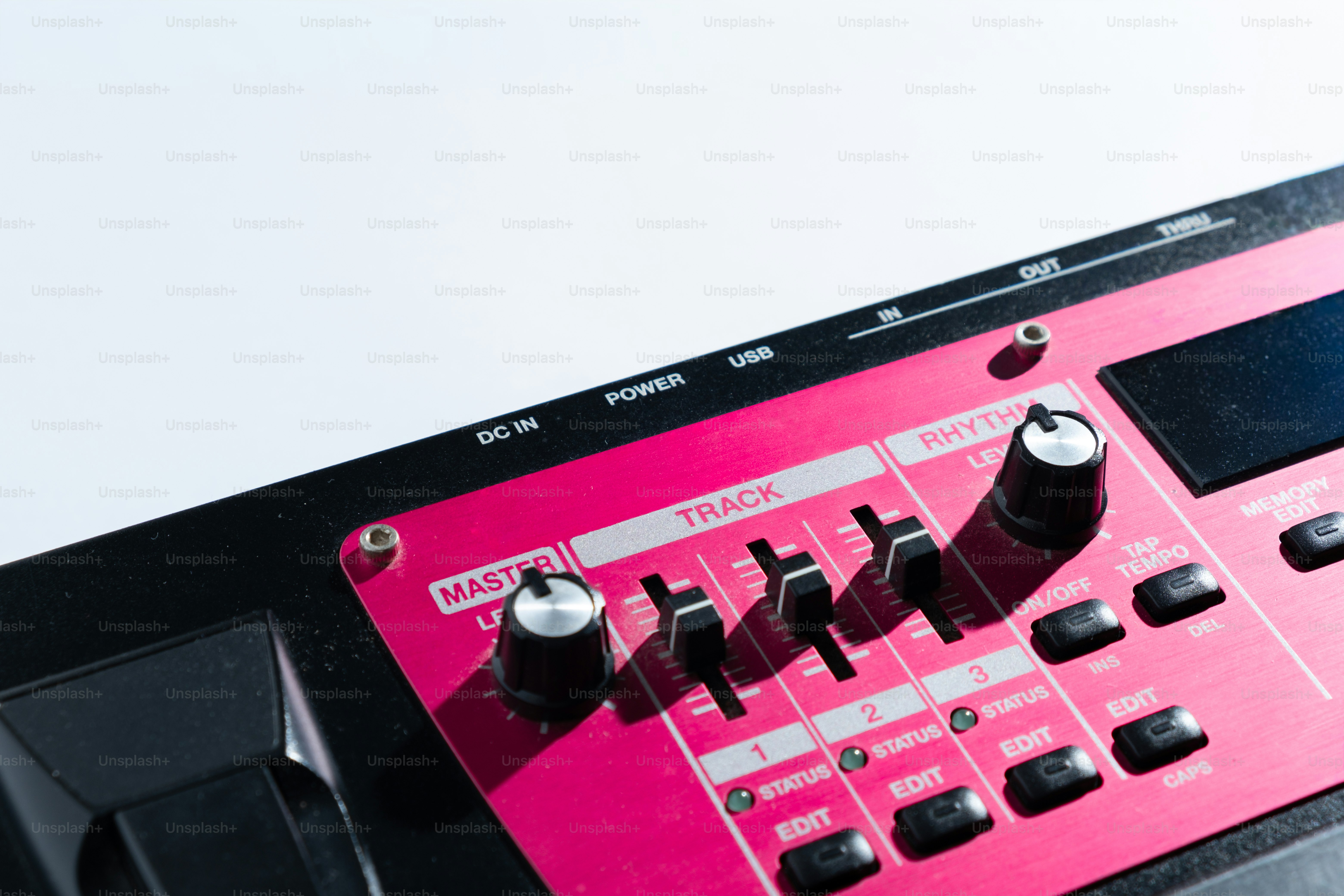 close-up, de, um, cor-de-rosa, eletrônico, sintetizador, sintetizador, painel controle