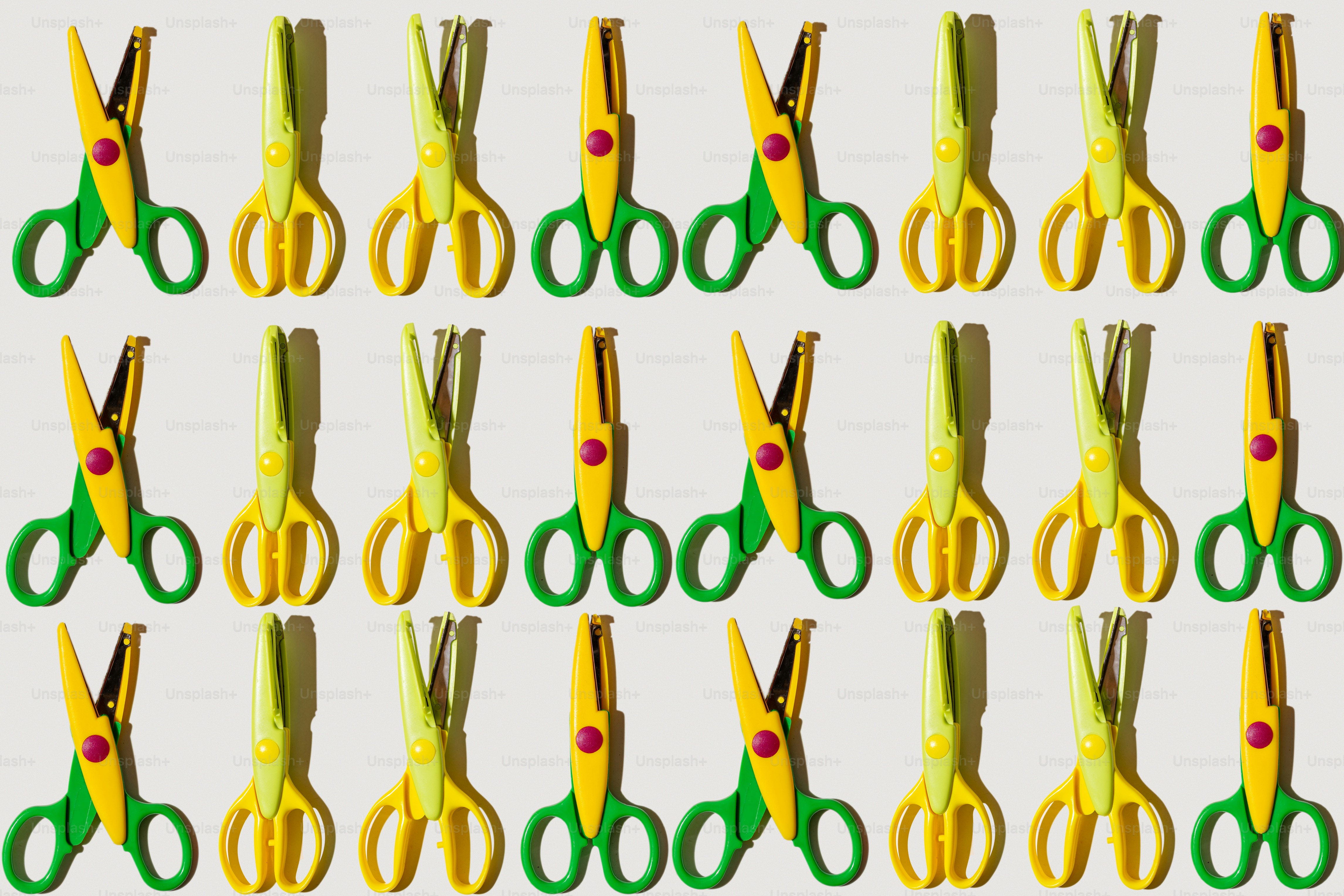 Kisi-kisi gunting kuning dan hijau