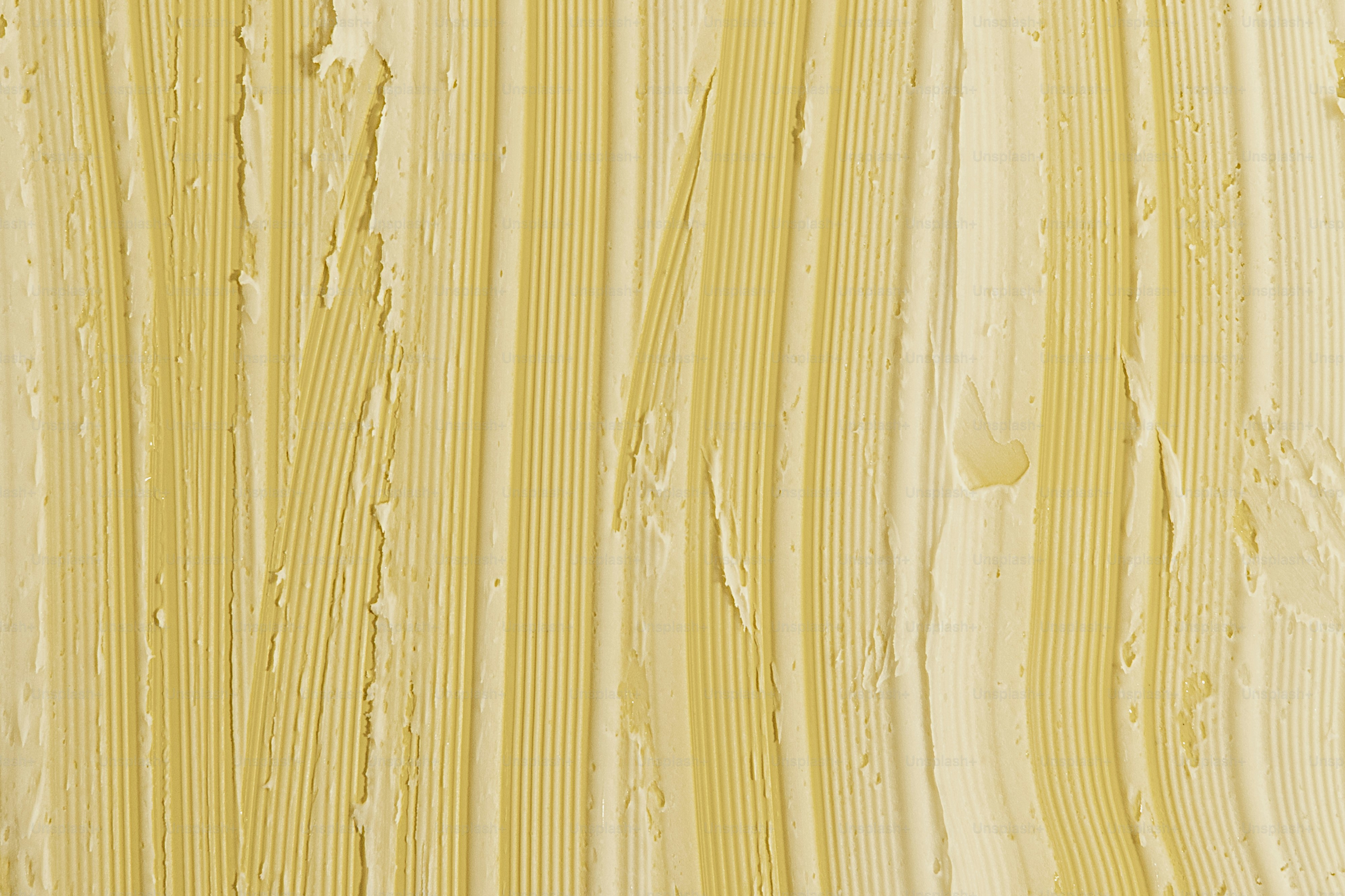 Fondo amarillo texturizado con líneas verticales