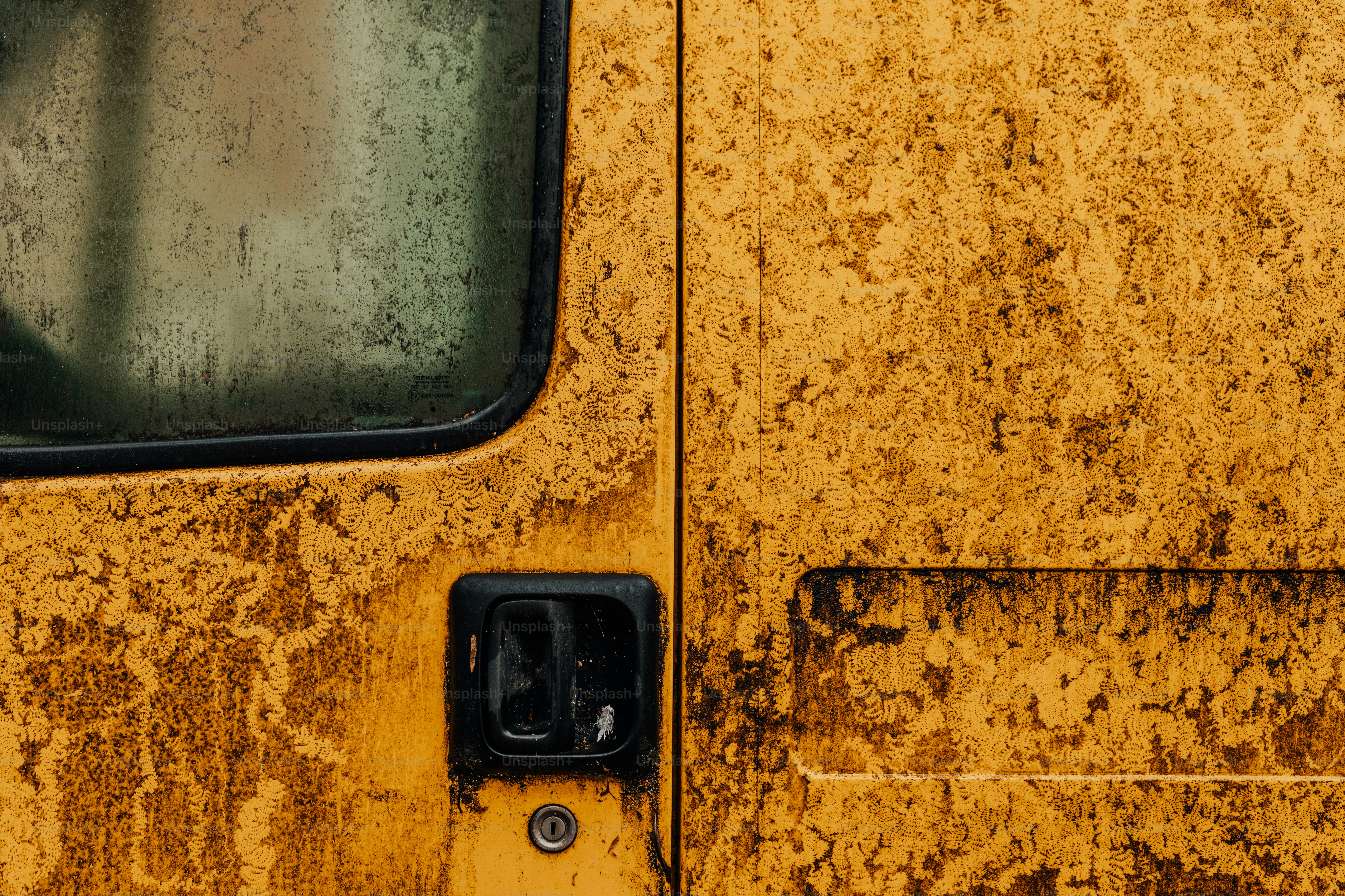 Close-up pintu kendaraan kuning lapuk