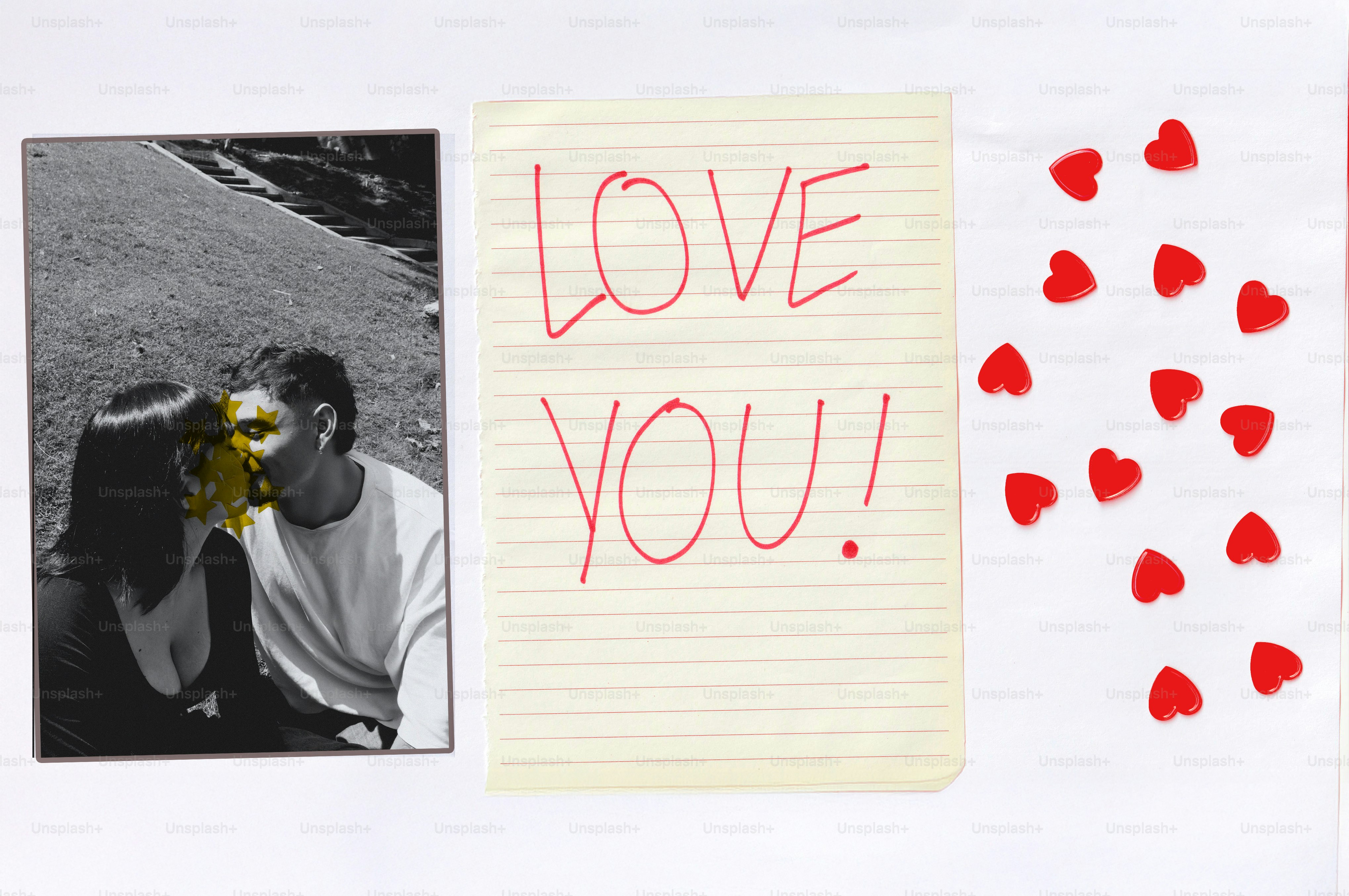 Couple s’embrassant avec une note « je t’aime ! » et des cœurs.