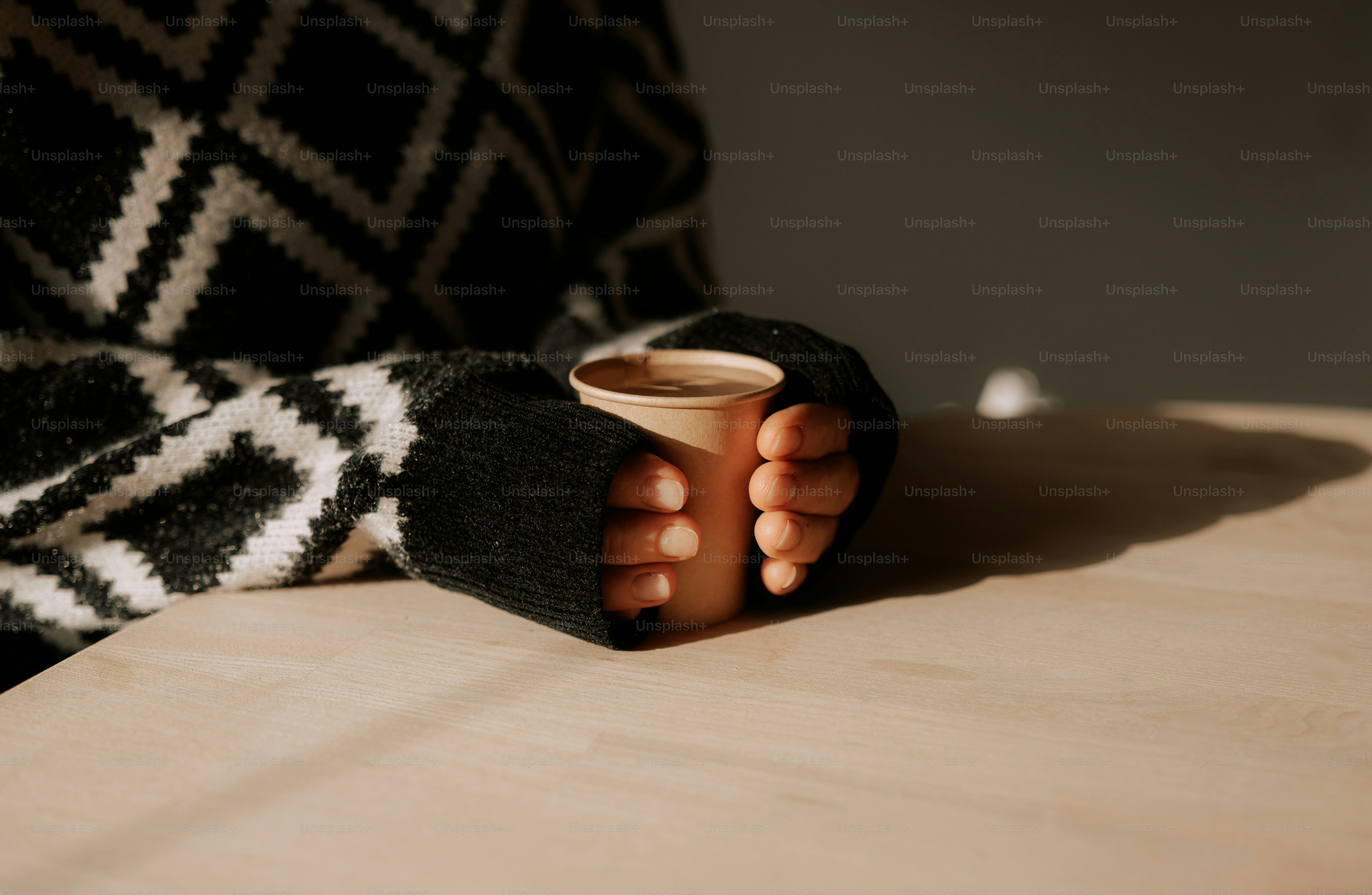 Hands holding a warm cup of coffee photo – Coffee cup Image on Unsplash