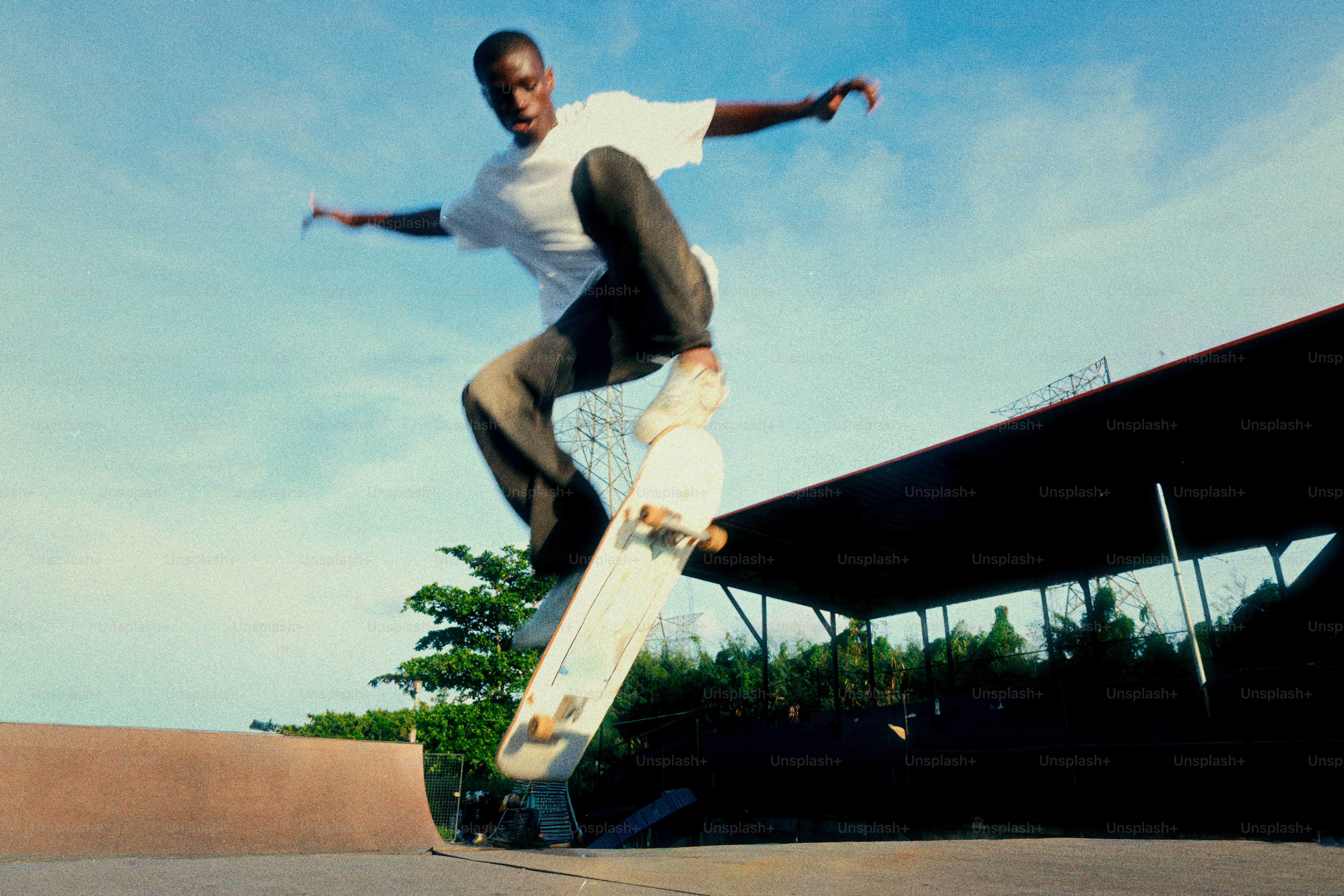 Pria melakukan trik di skateboard di luar ruangan