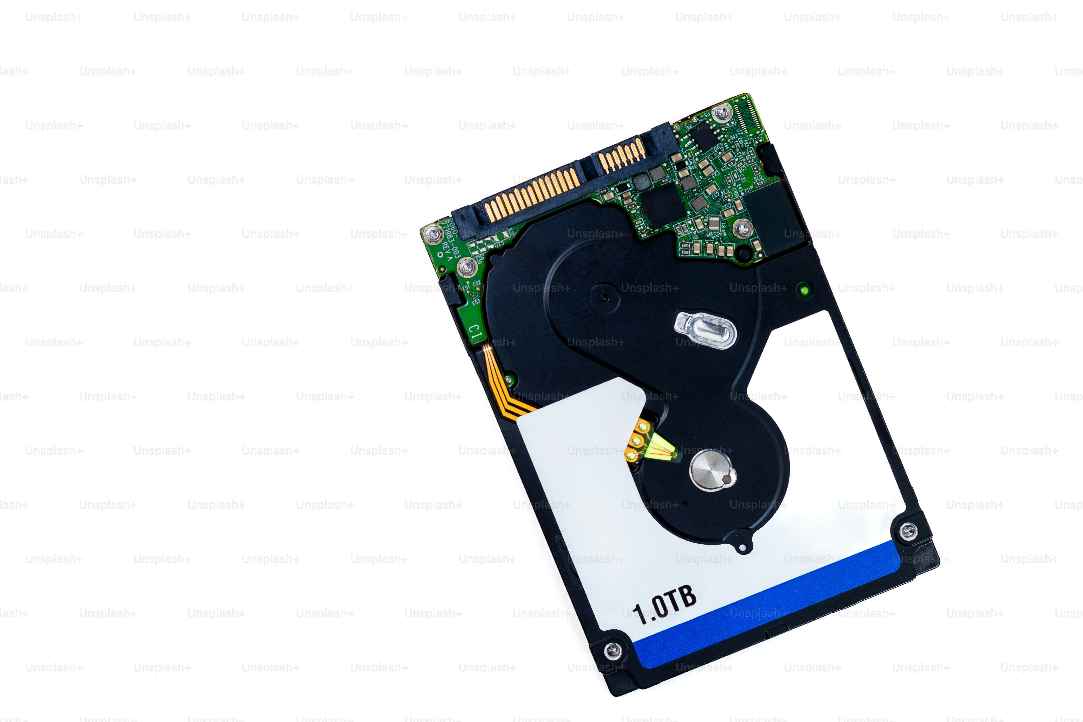 1.0TB 용량의 내장 하드 디스크 드라이브 사진 – Unsplash의 기술 이미지