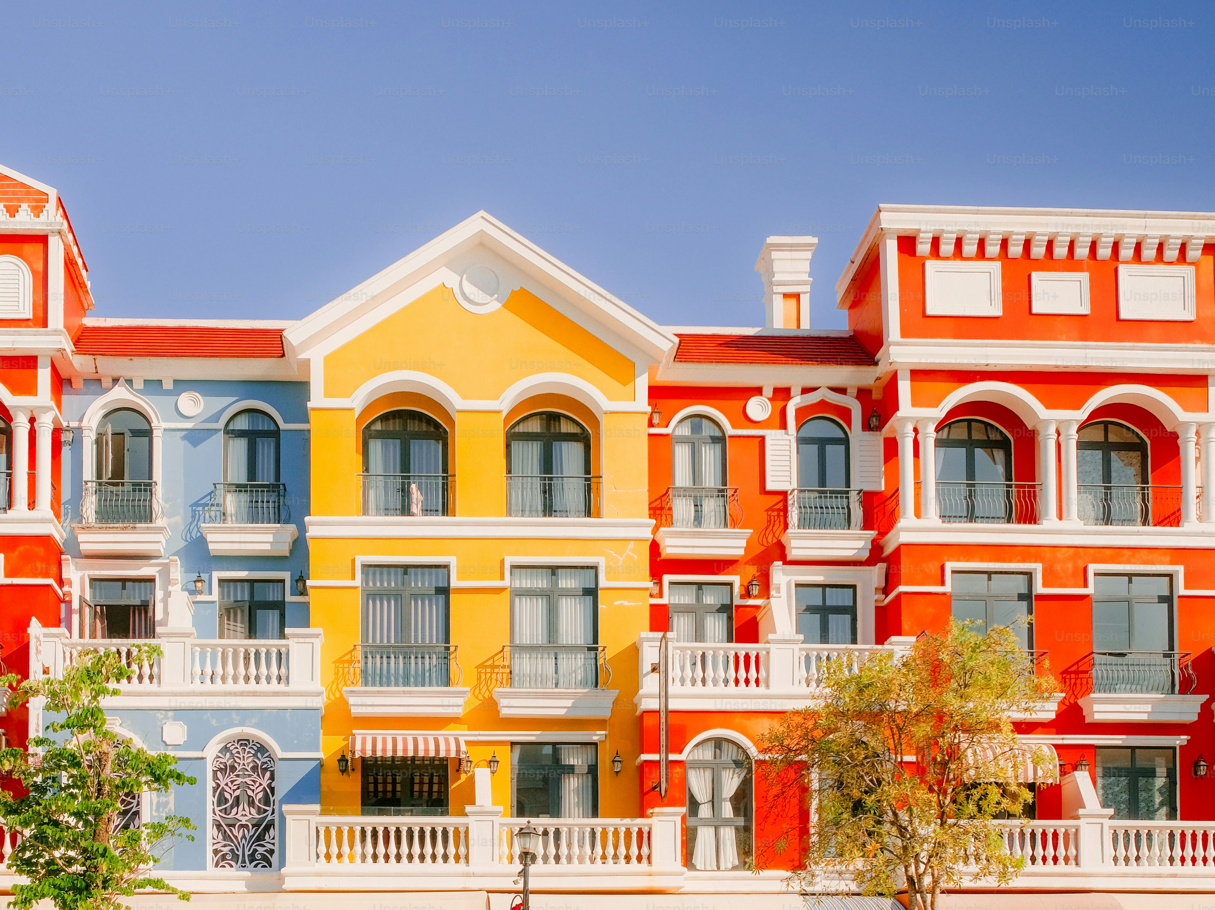 Bâtiments colorés avec des fenêtres cintrées sous un ciel bleu
