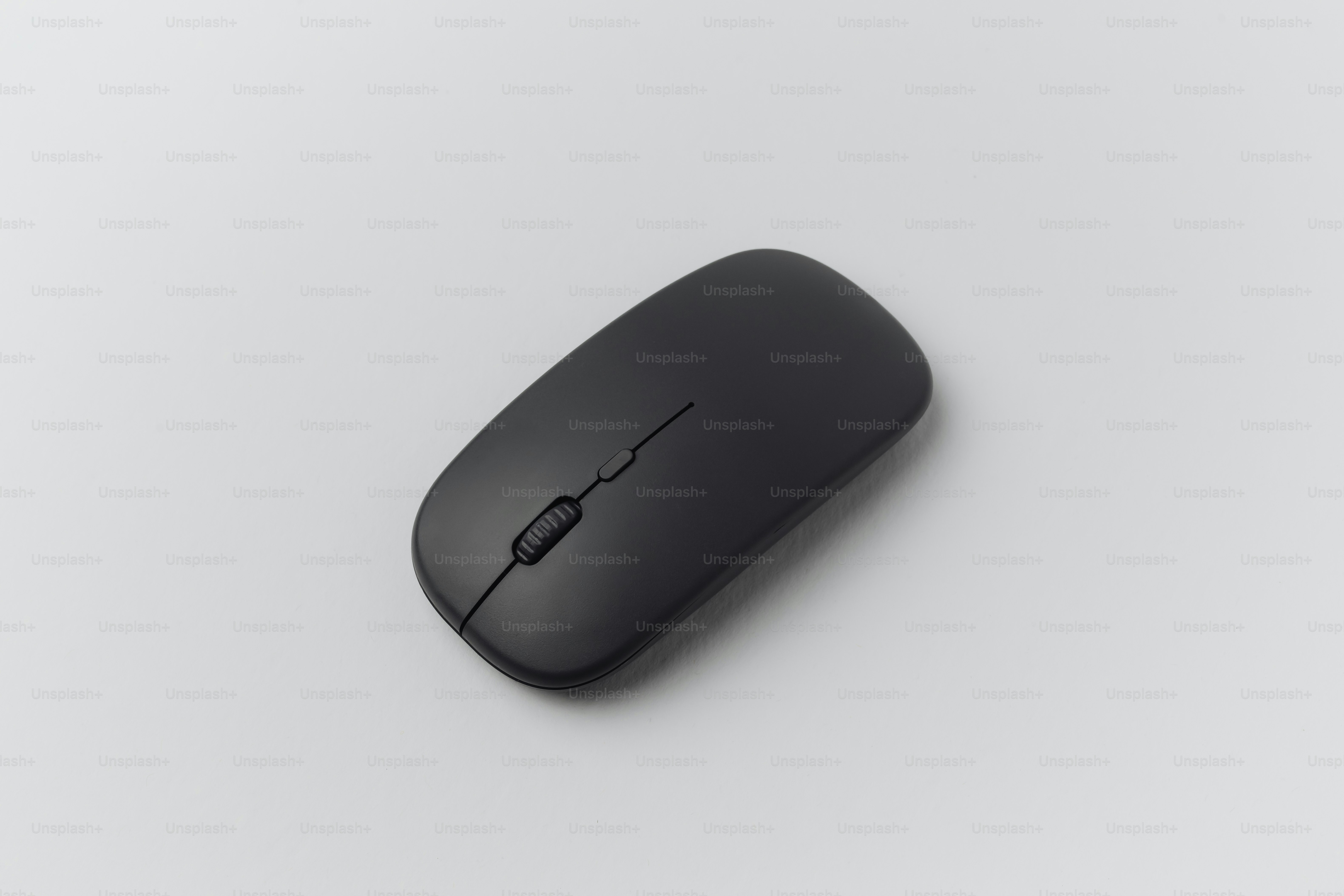 Mouse komputer hitam dengan latar belakang putih