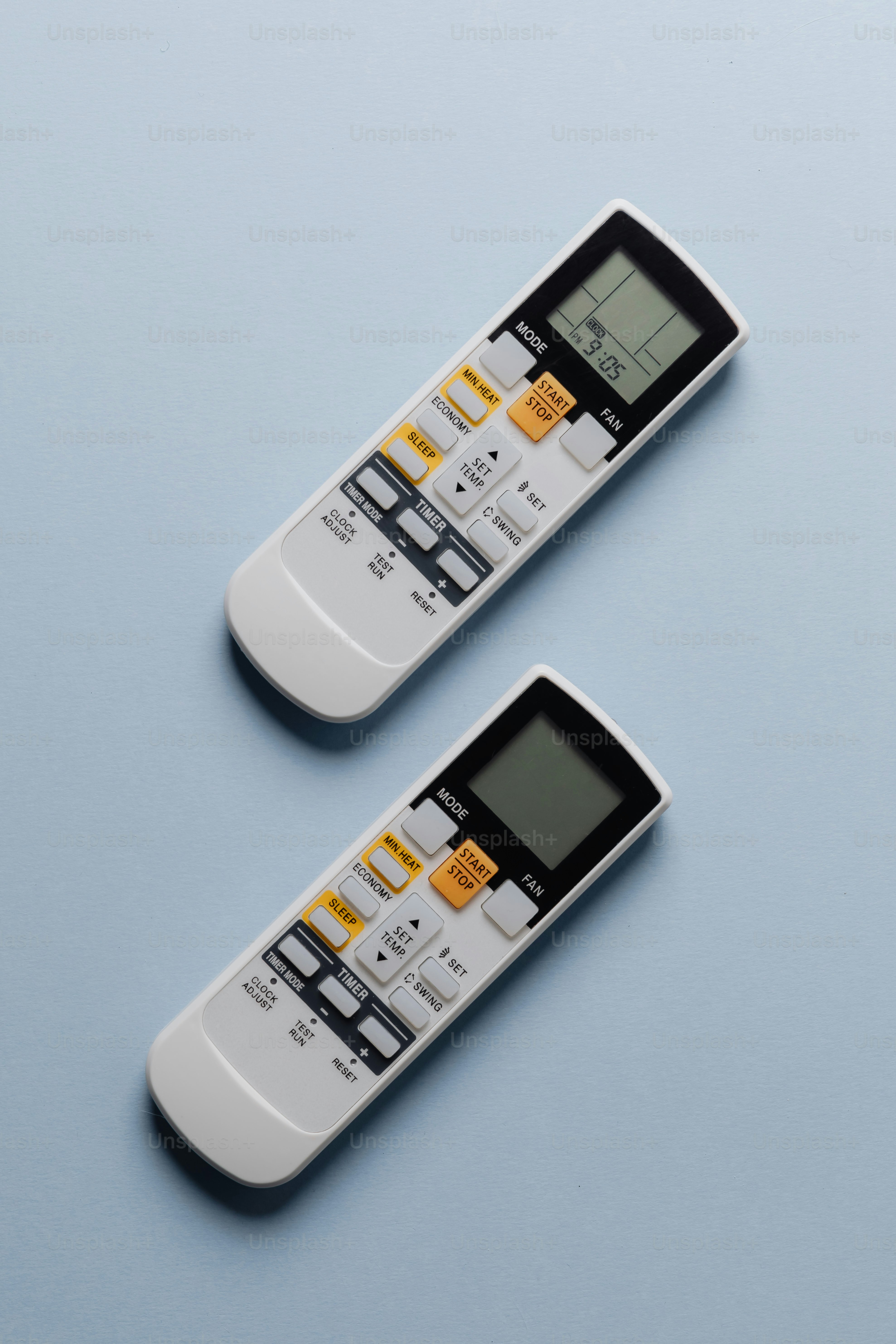 青い背景に2つの白いリモコン
