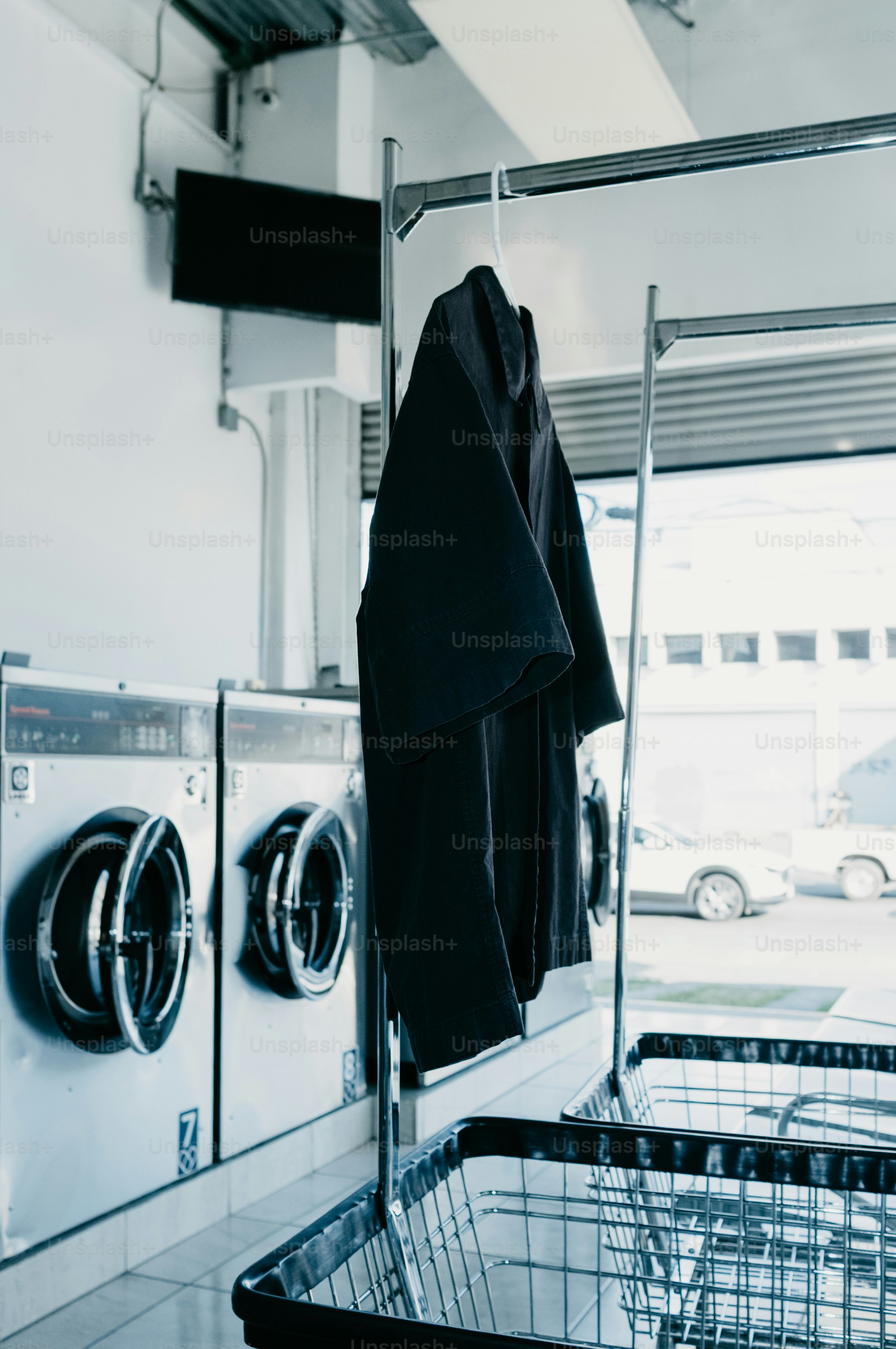 コインランドリーにぶら下がっているダークジャケット