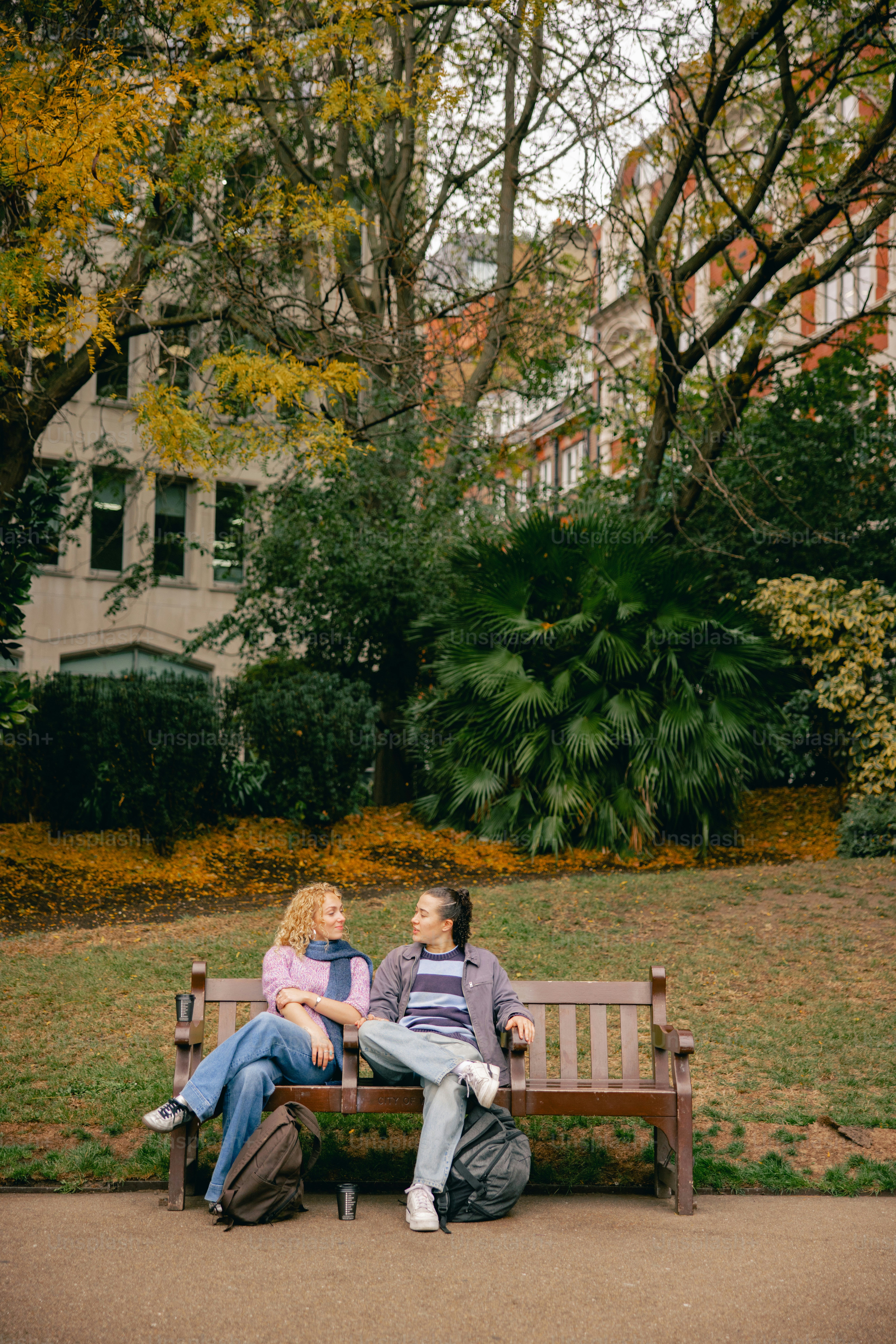 Couple sitting on a park bench in autumn photo – Autumn Image on Unsplash