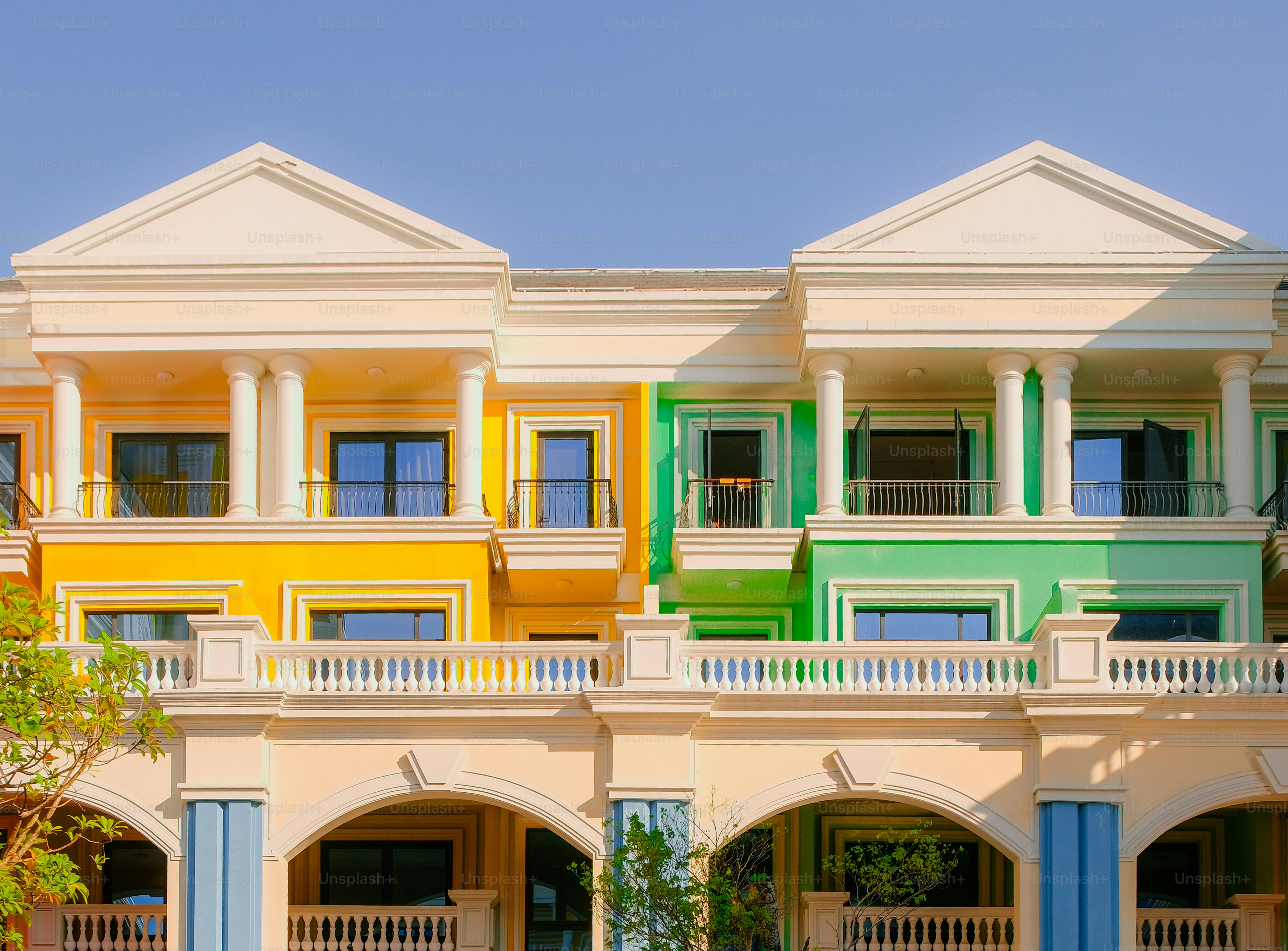 Maisons de ville modernes colorées avec des éléments architecturaux classiques.