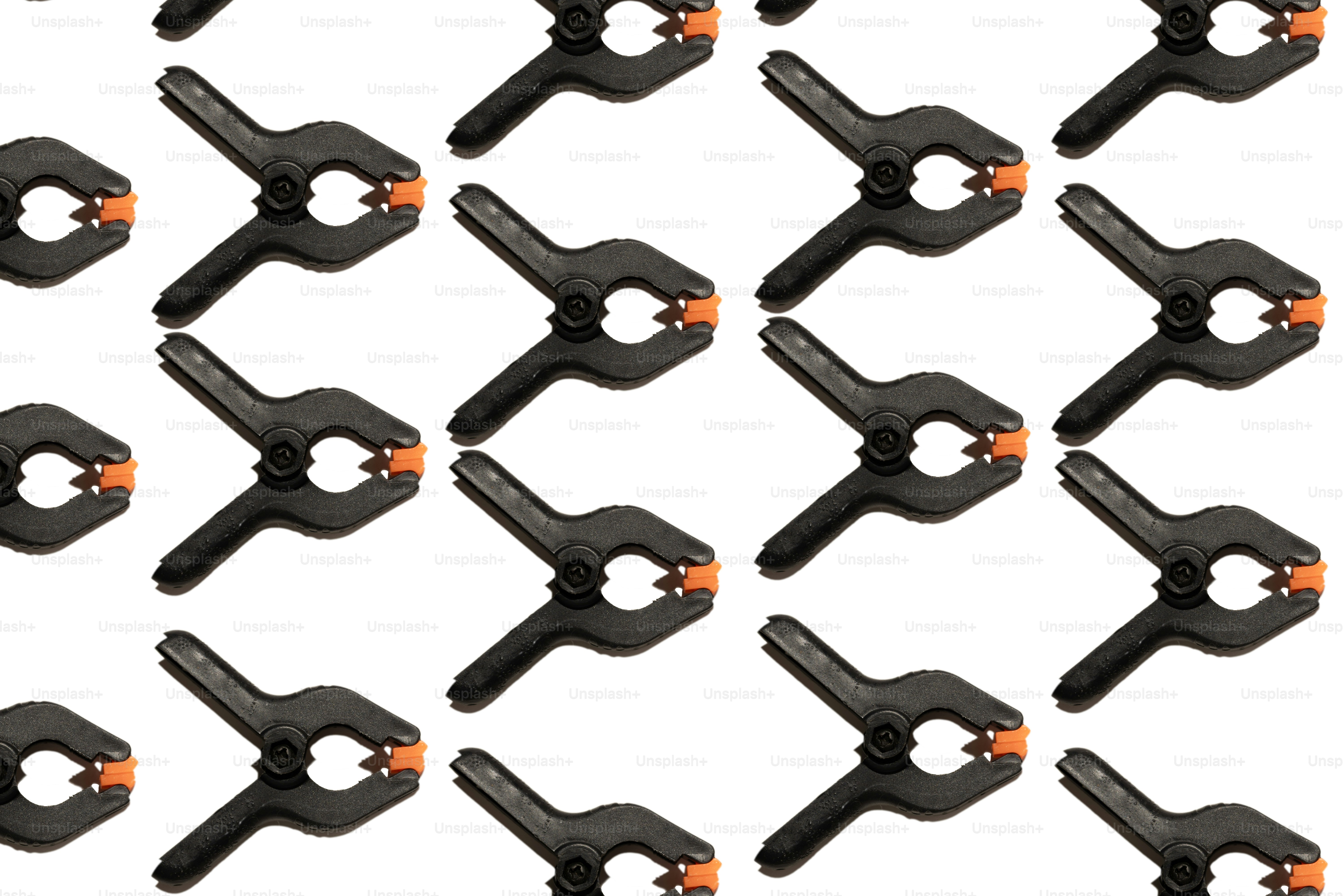 Motif de pinces à ressort noires avec embouts orange