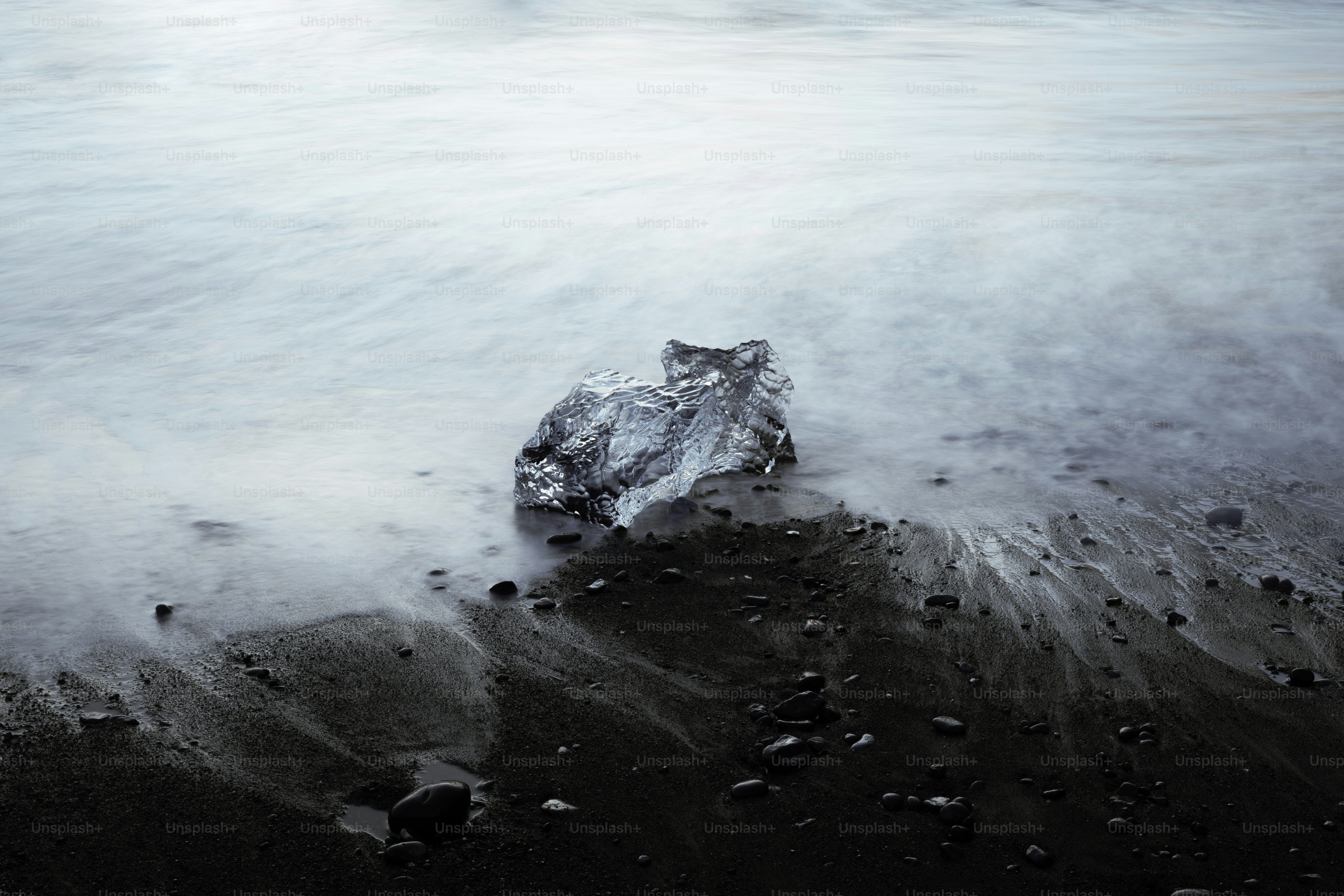 黒い砂浜の氷山の破片。