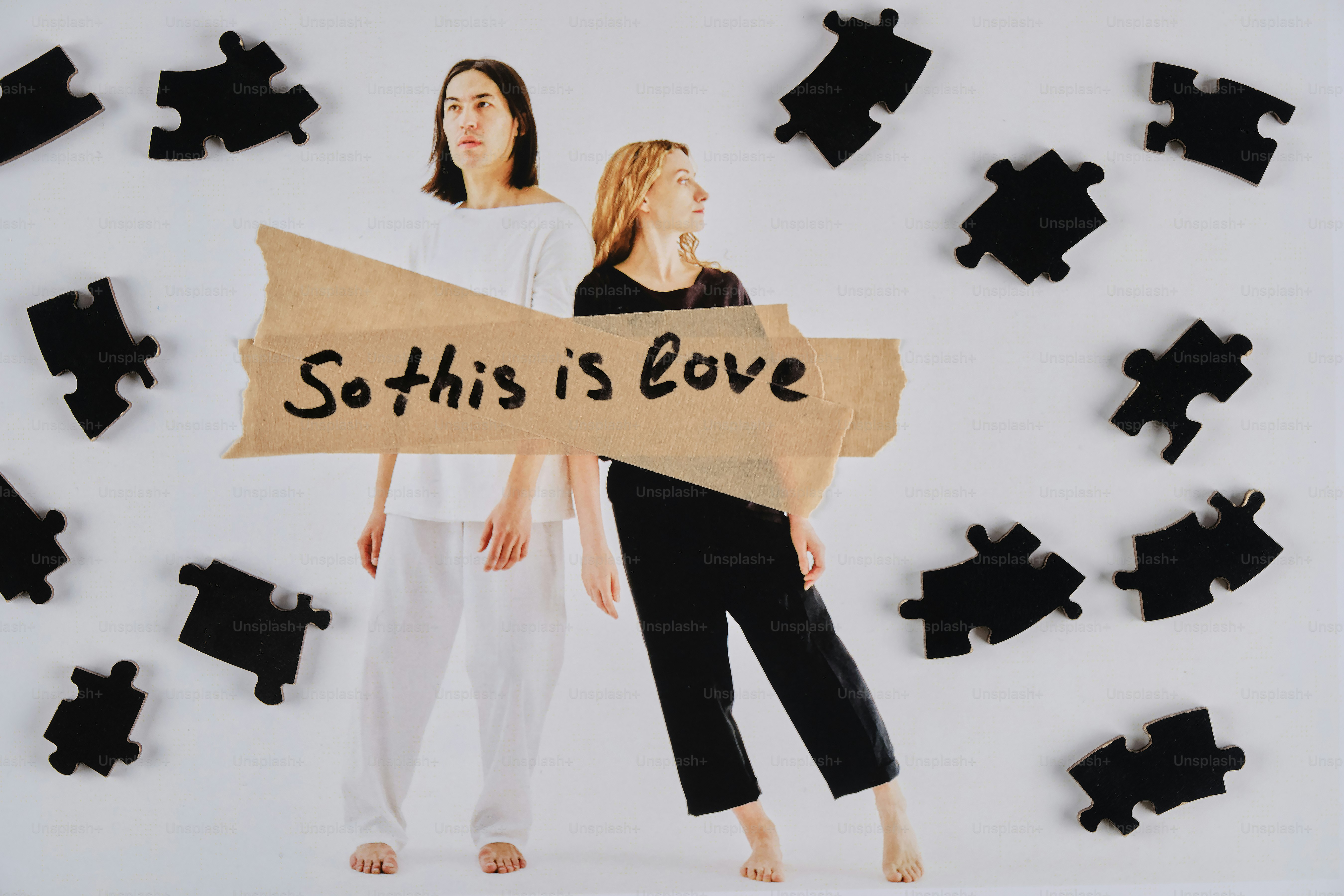 散らばったパズルのピースの中に立っている二人の女性