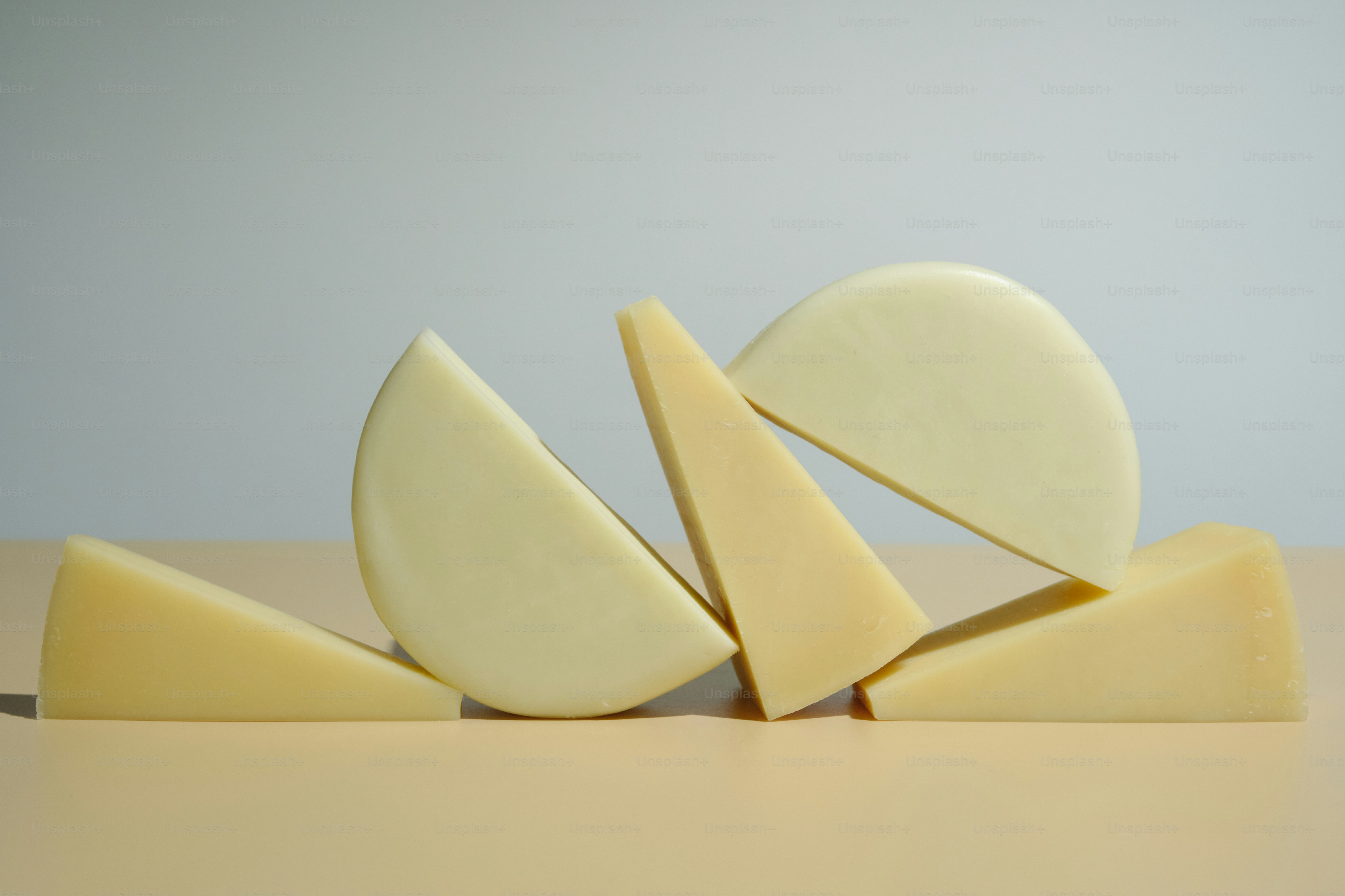 Keilförmiger Käse, der auf einer Oberfläche angeordnet ist.