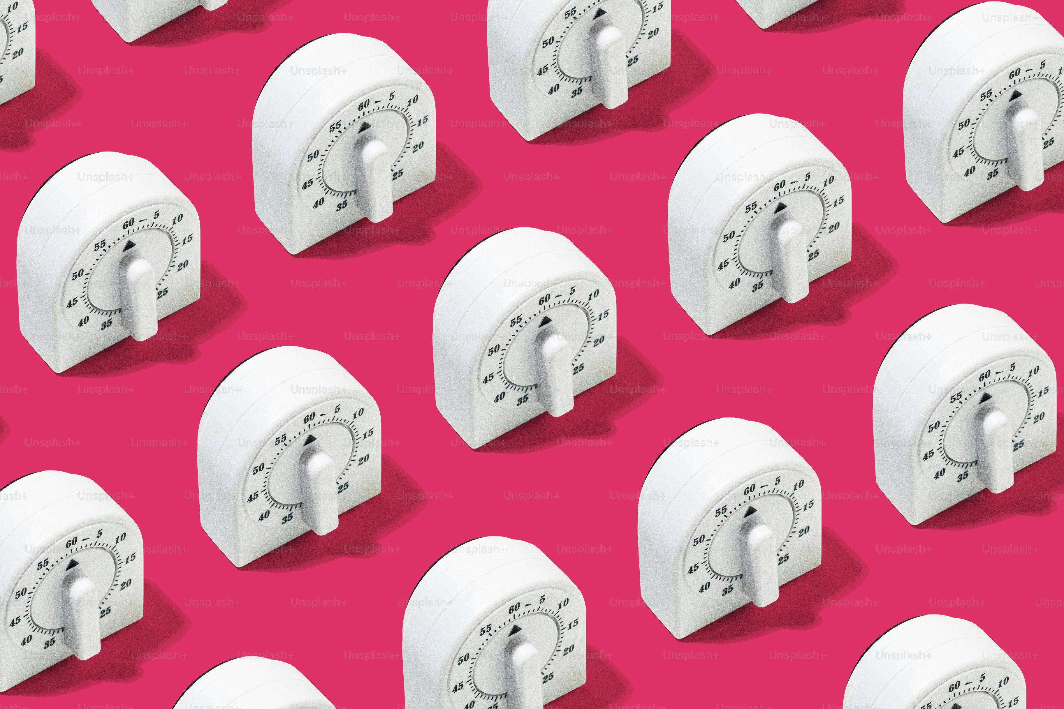 Muster aus weißen Küchentimern auf rosa Hintergrund