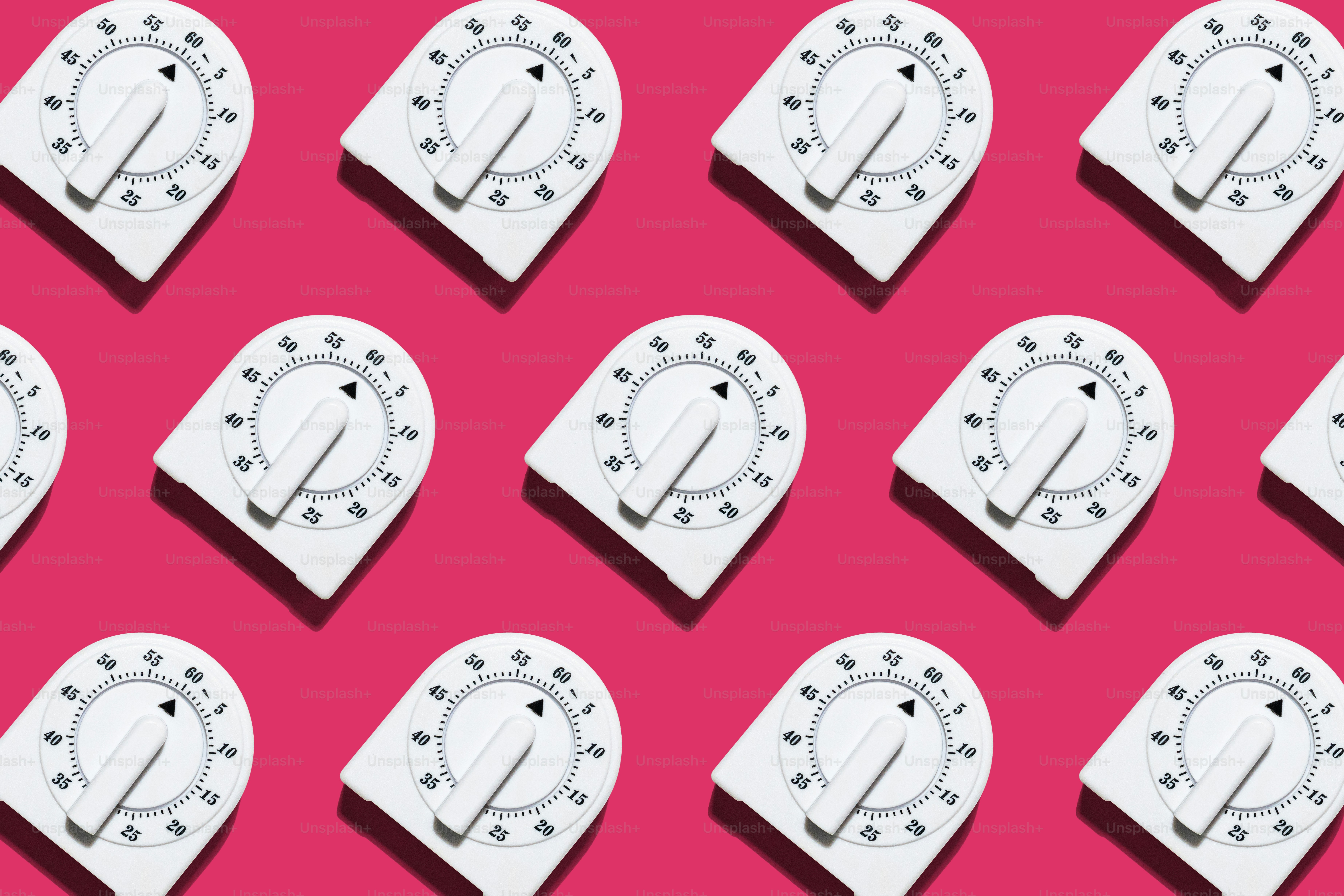 Weiße Küchentimer auf rosa Hintergrund angeordnet