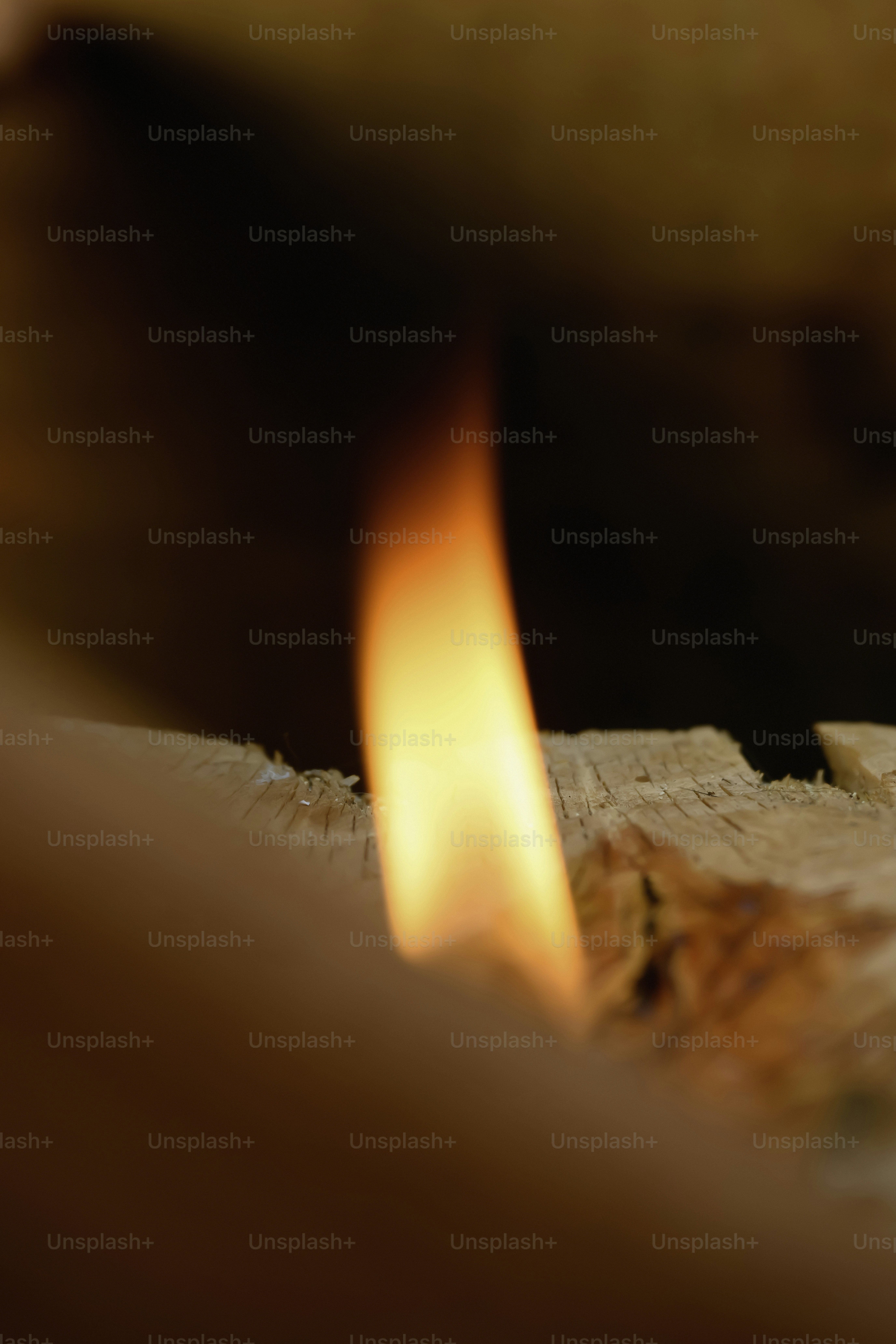Un primo piano di una fiamma su legno