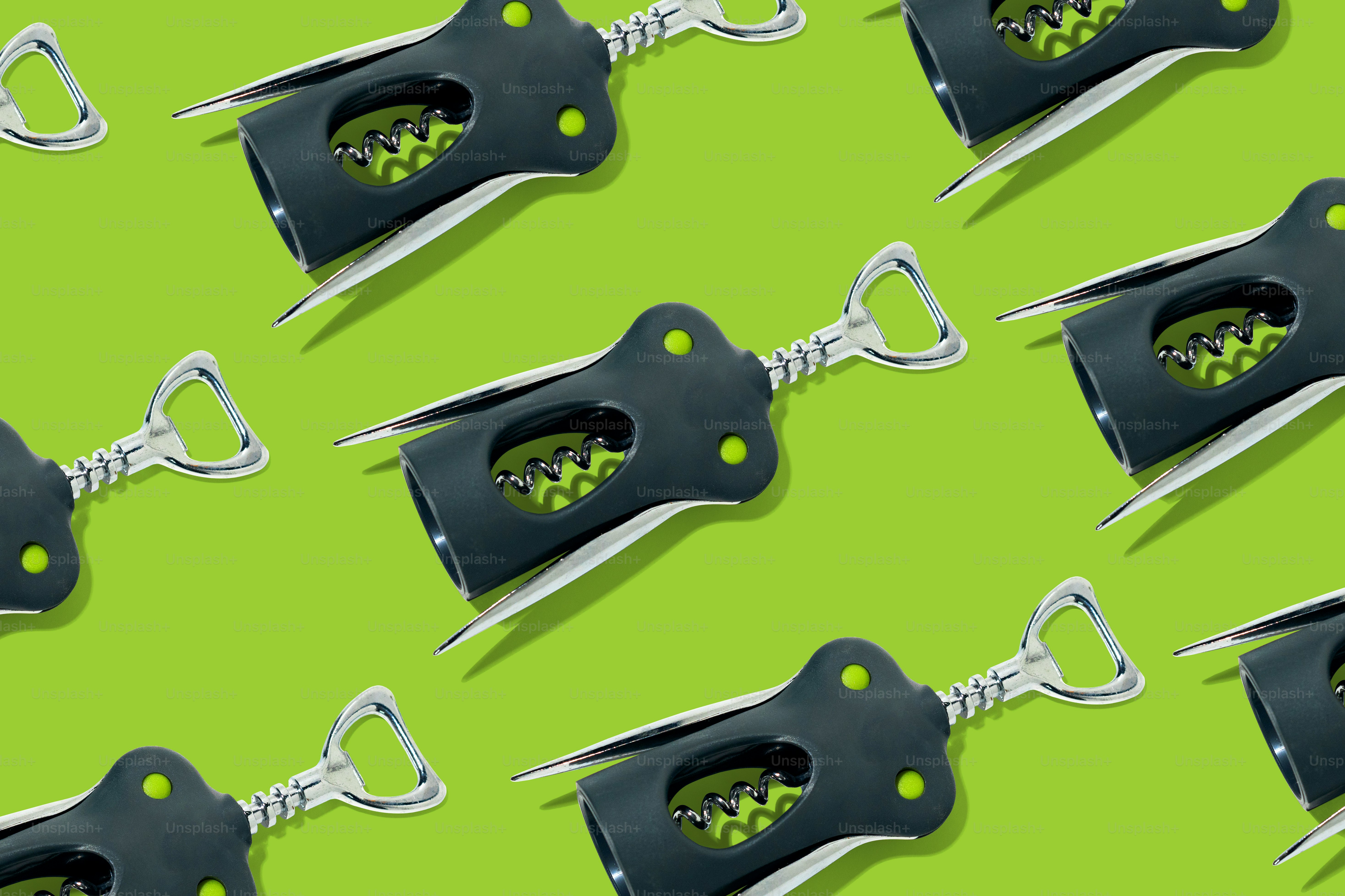 Modello di cavatappi neri su sfondo verde lime