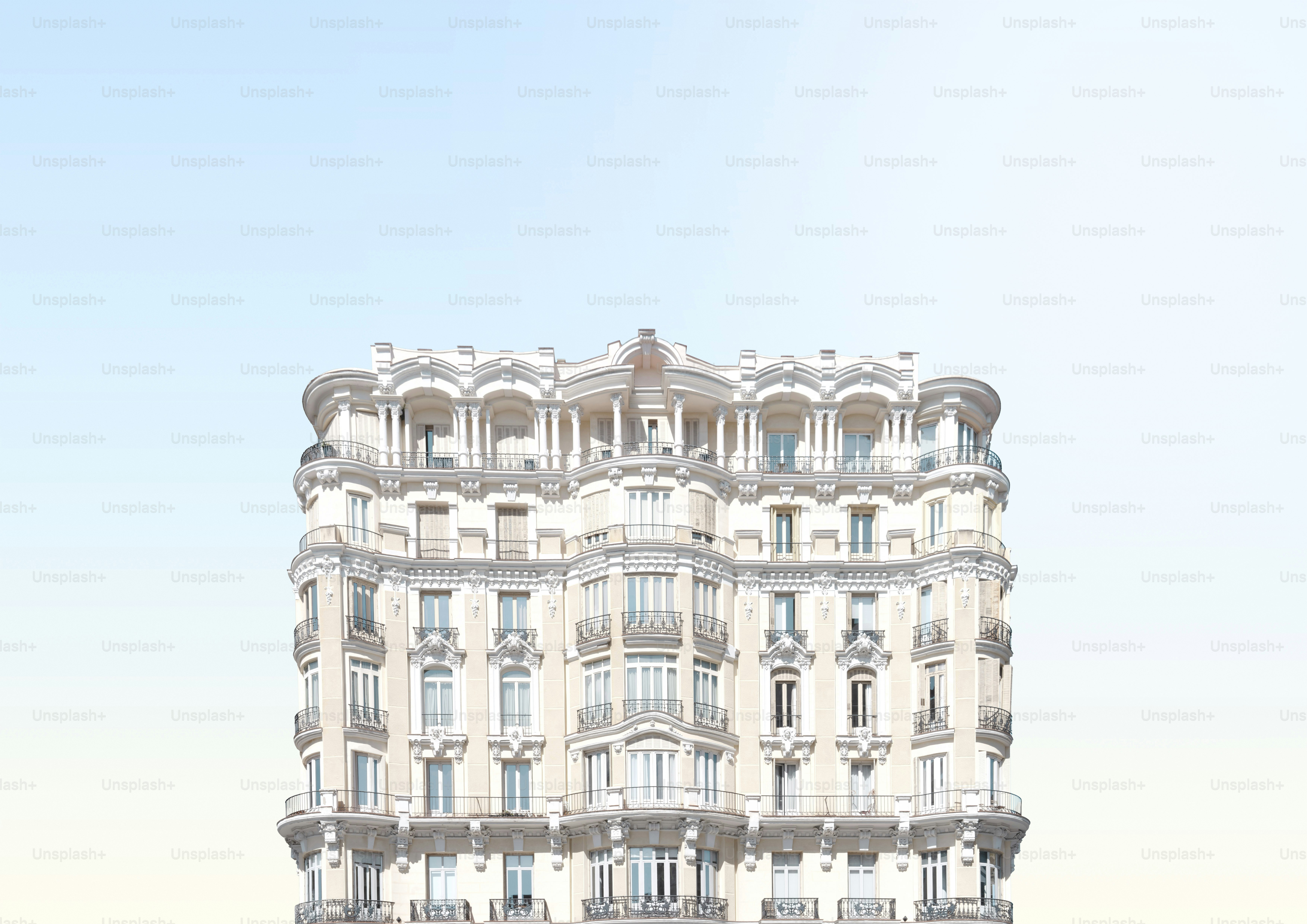 Facciata decorata dell'edificio contro un morbido cielo blu