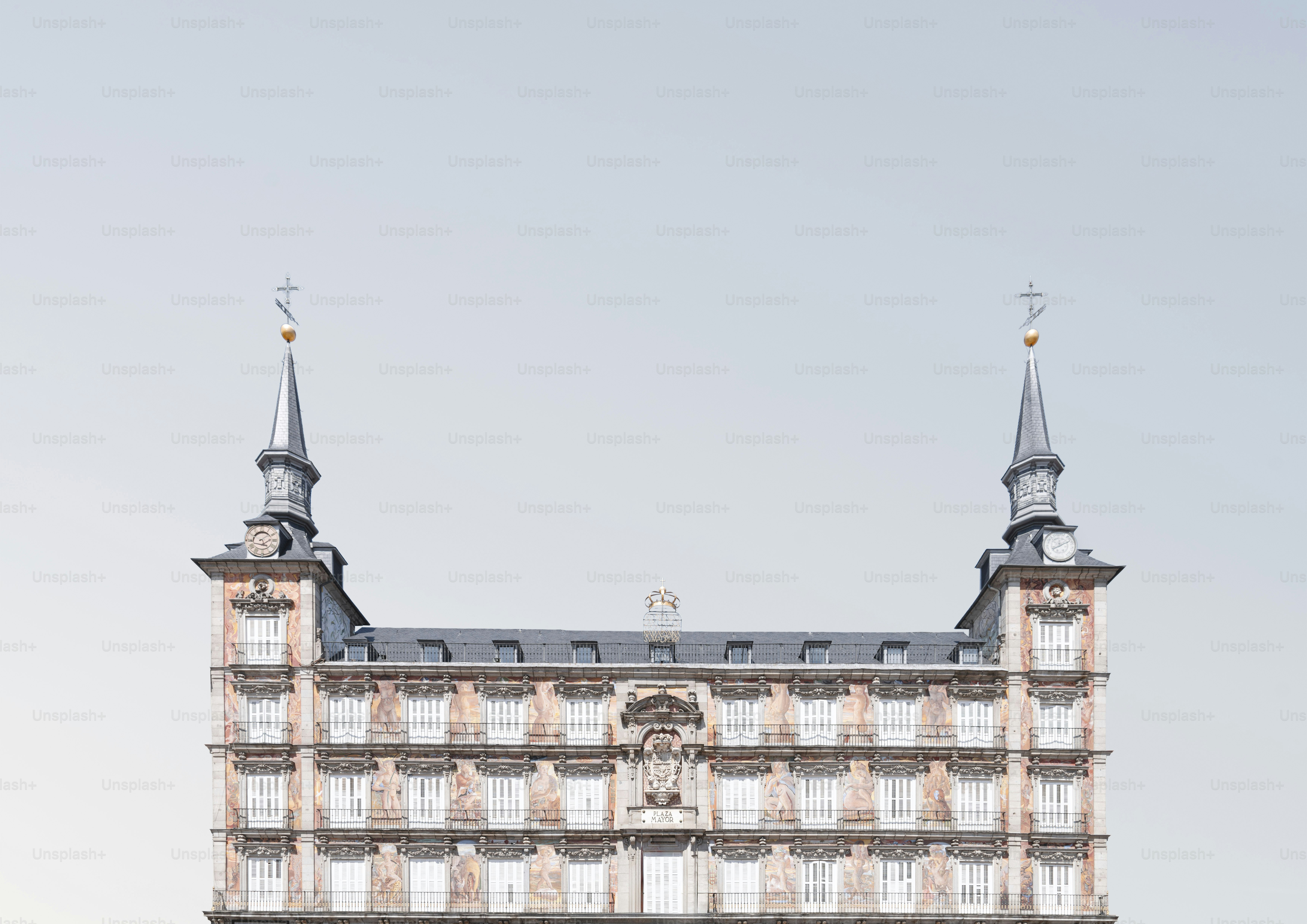 Edificio storico con guglie gemelle contro il cielo