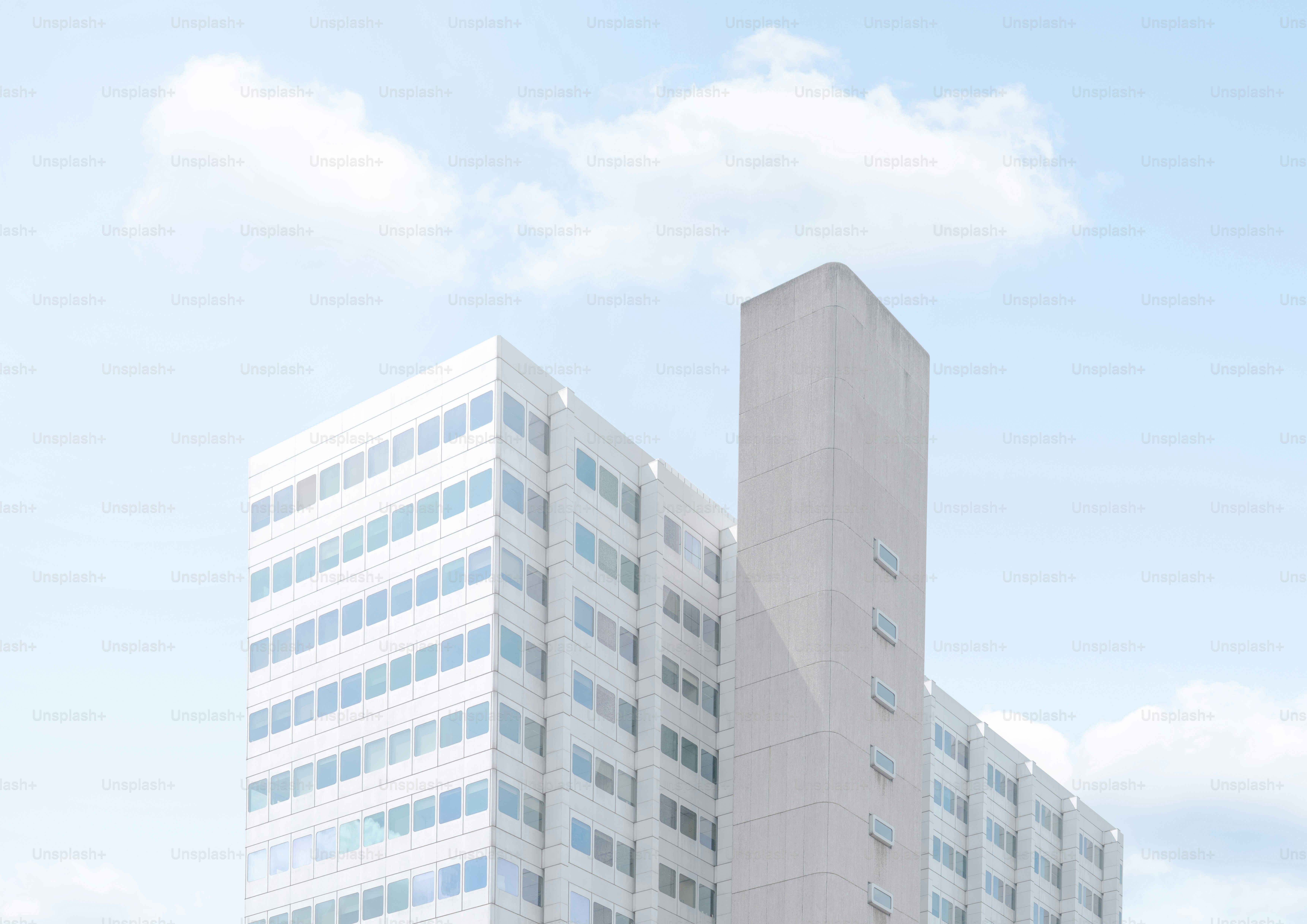 Moderno edificio bianco contro un cielo blu