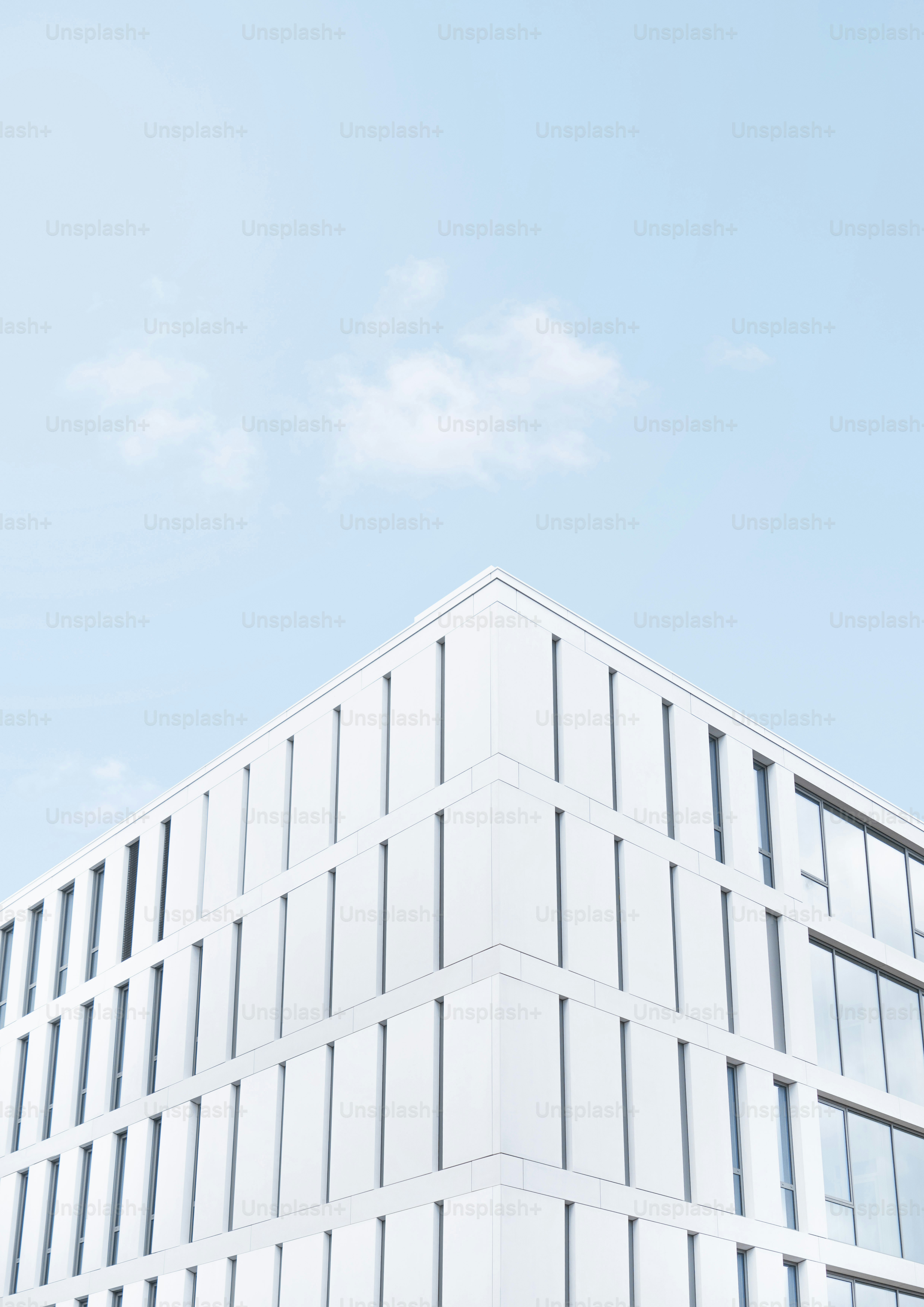 Moderno edificio bianco contro un cielo azzurro e limpido.