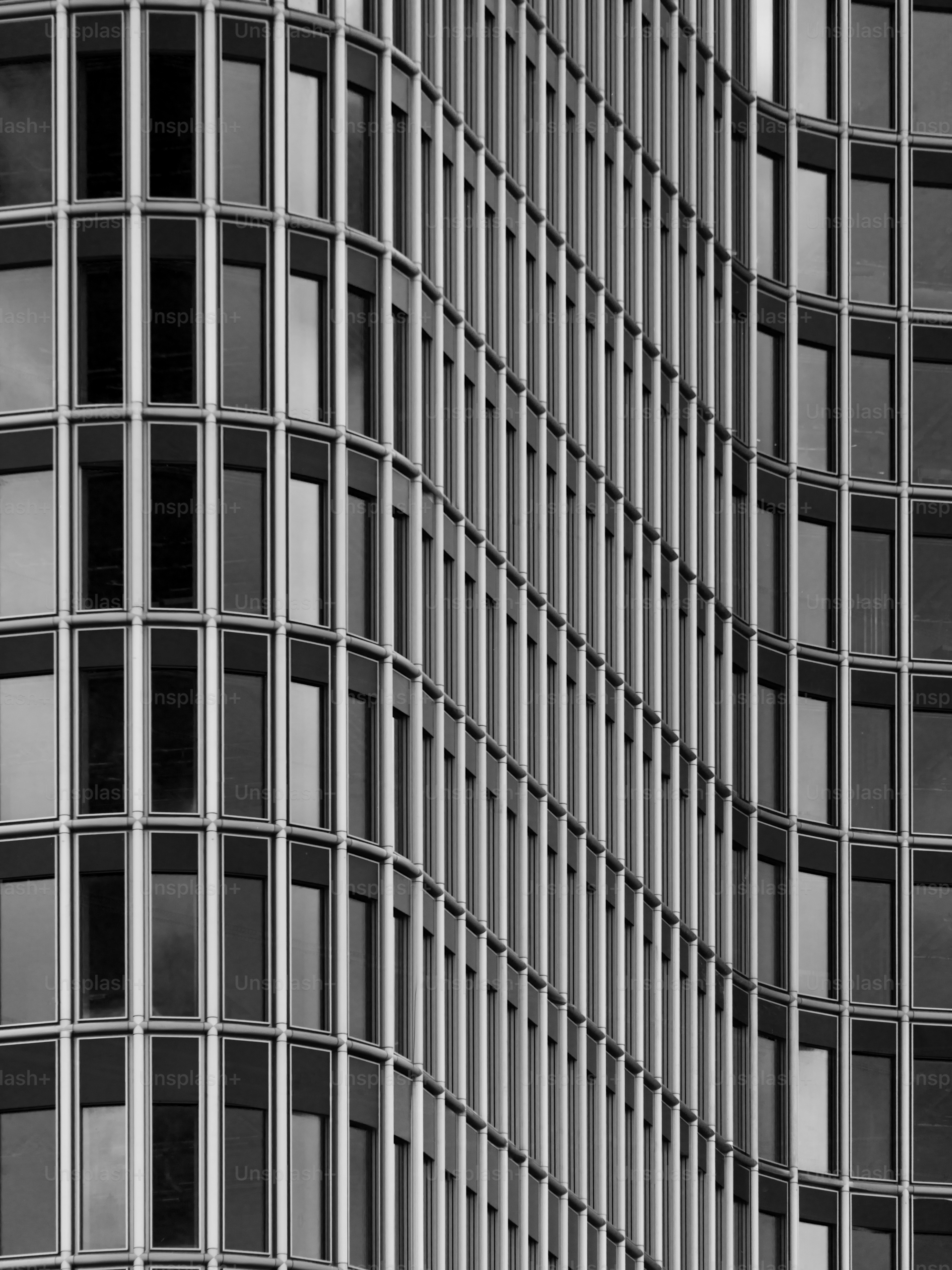 Facciata di un edificio moderno con motivi geometrici ripetuti delle finestre.