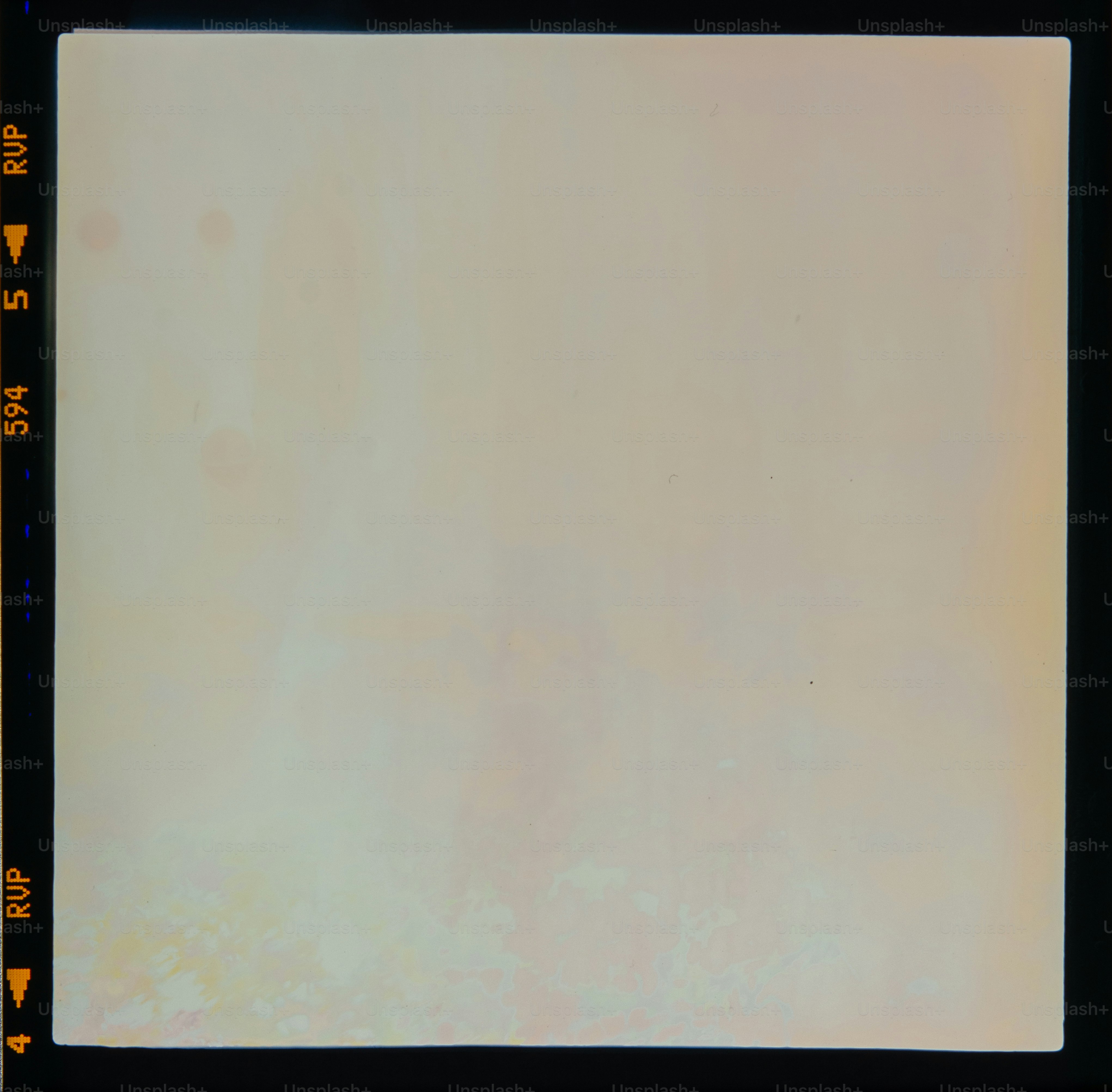 Un fond texturé beige clair avec de subtiles variations de couleurs.