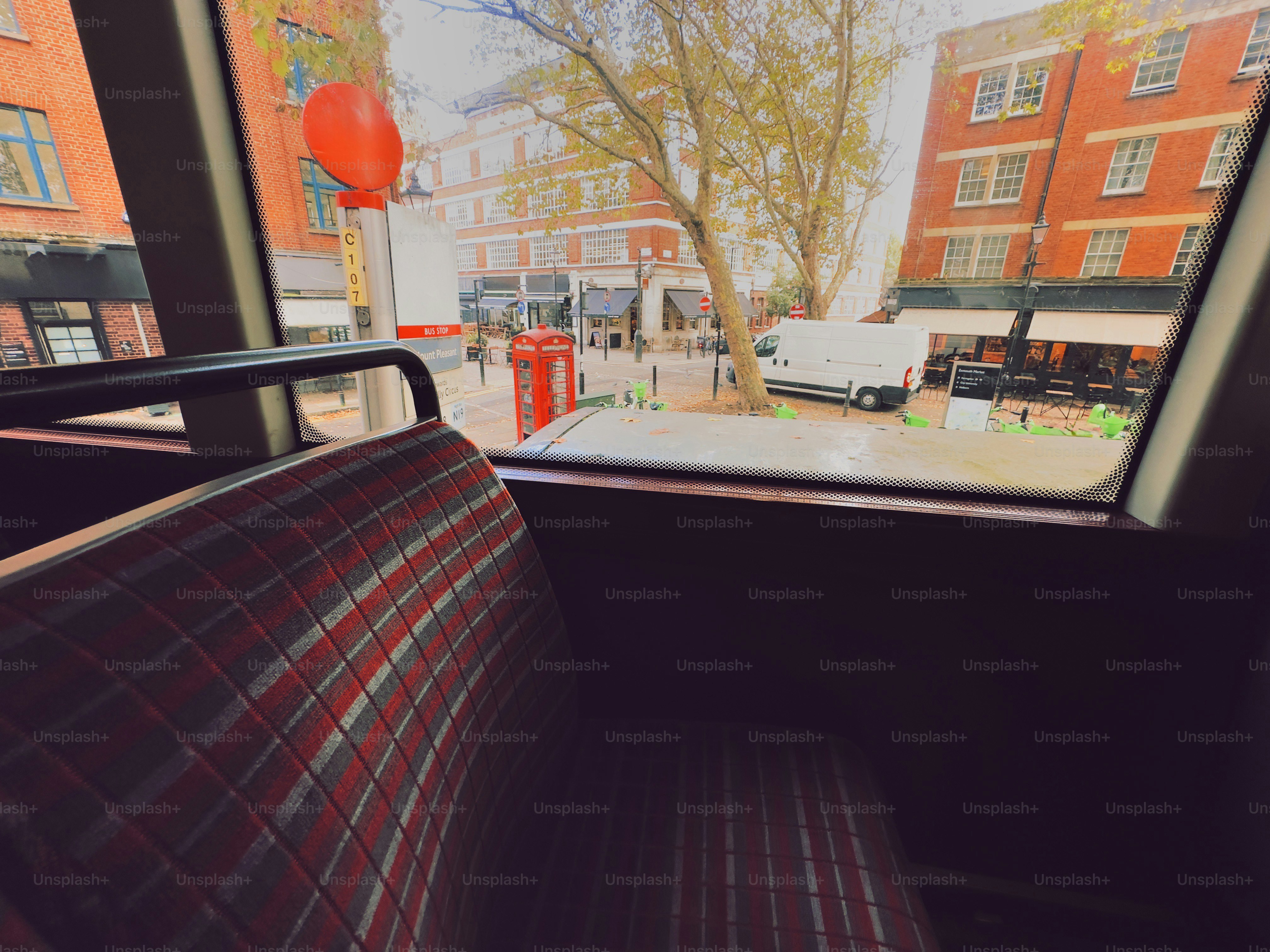 버스 좌석에서 거리를 바라보는 풍경.