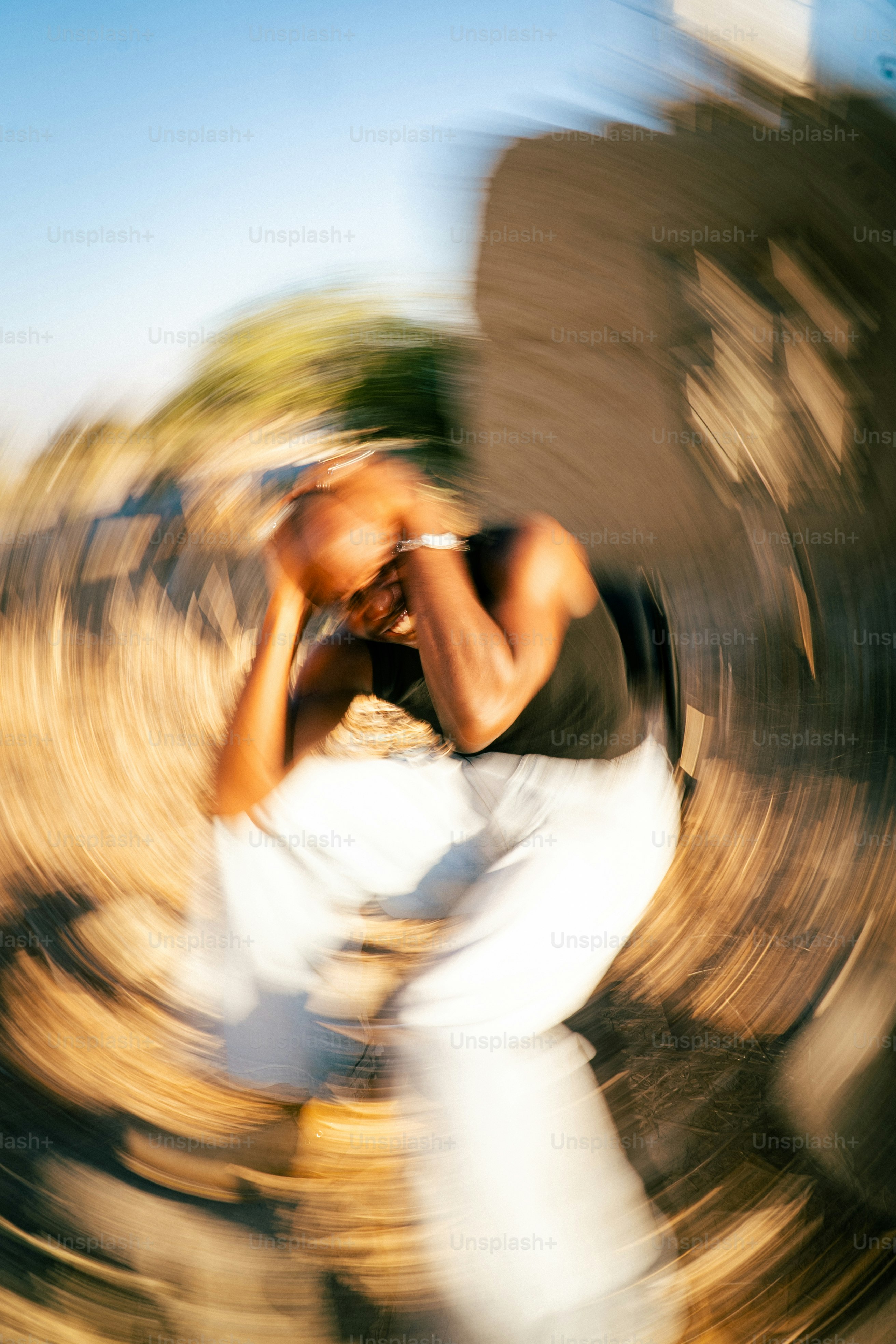 Hombre sosteniendo la cabeza angustiado con un entorno borroso