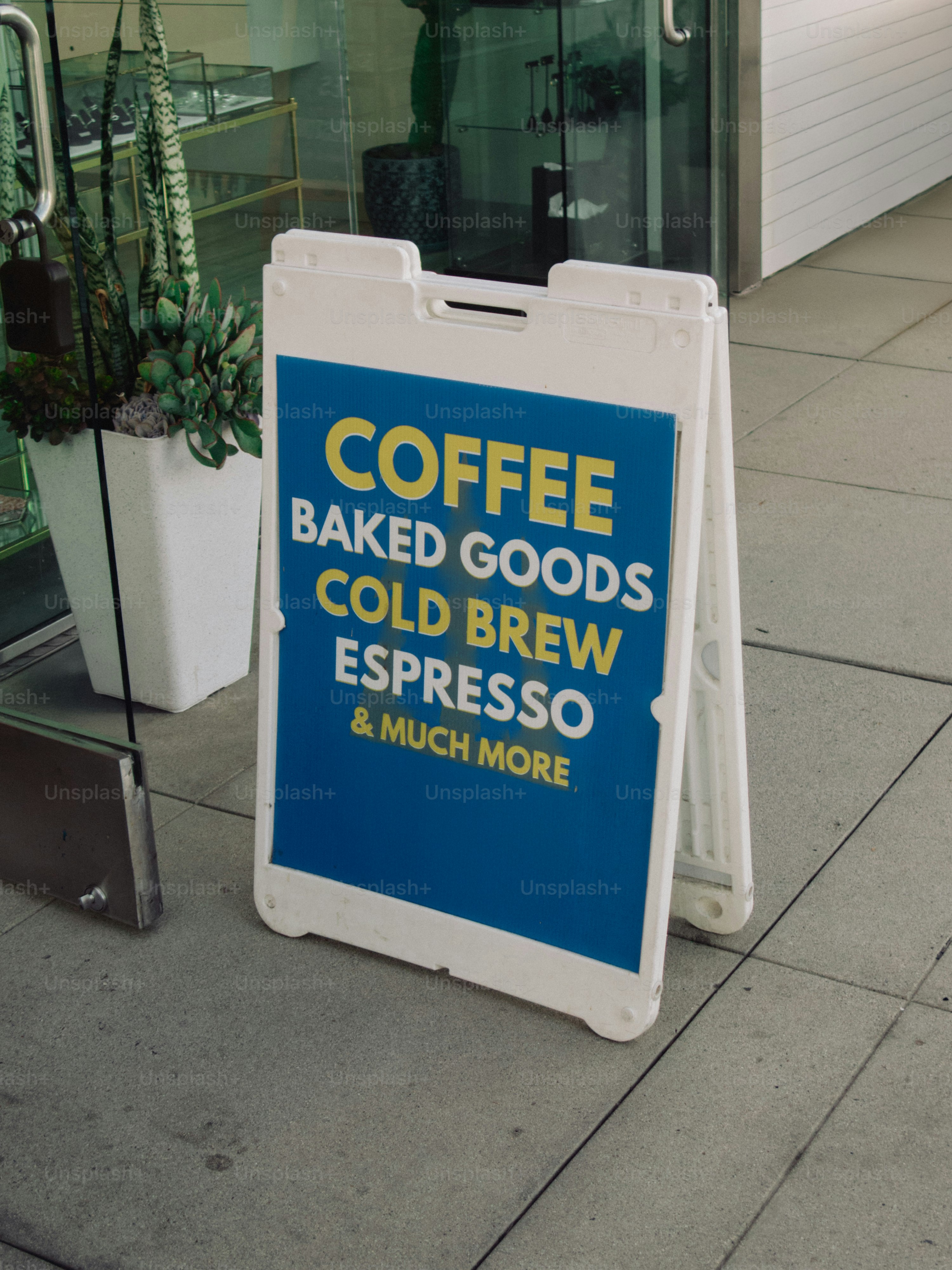 L’enseigne en A fait la publicité du café, des produits de boulangerie et de l’espresso.