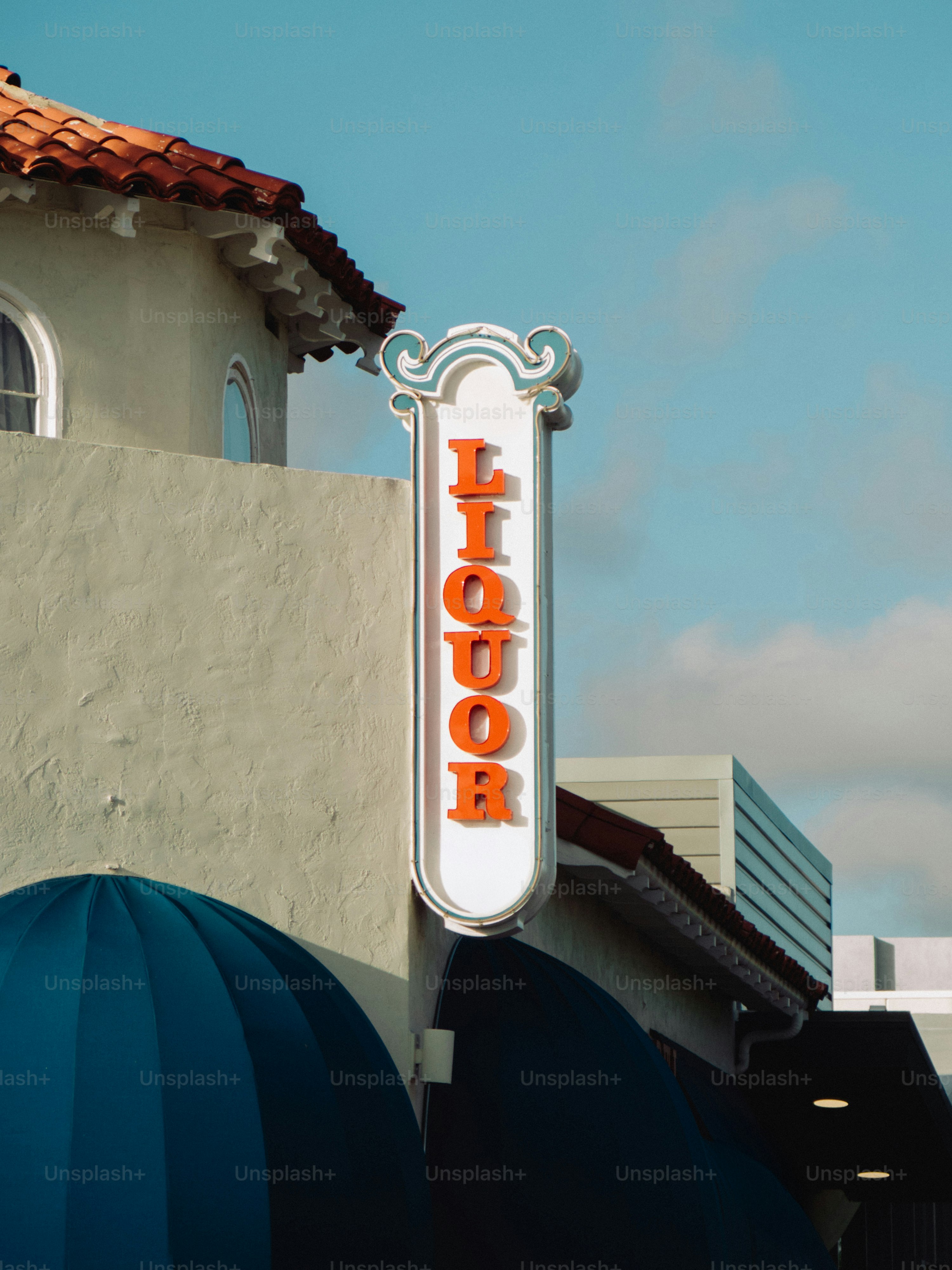 Insegna verticale del negozio di liquori sull'edificio
