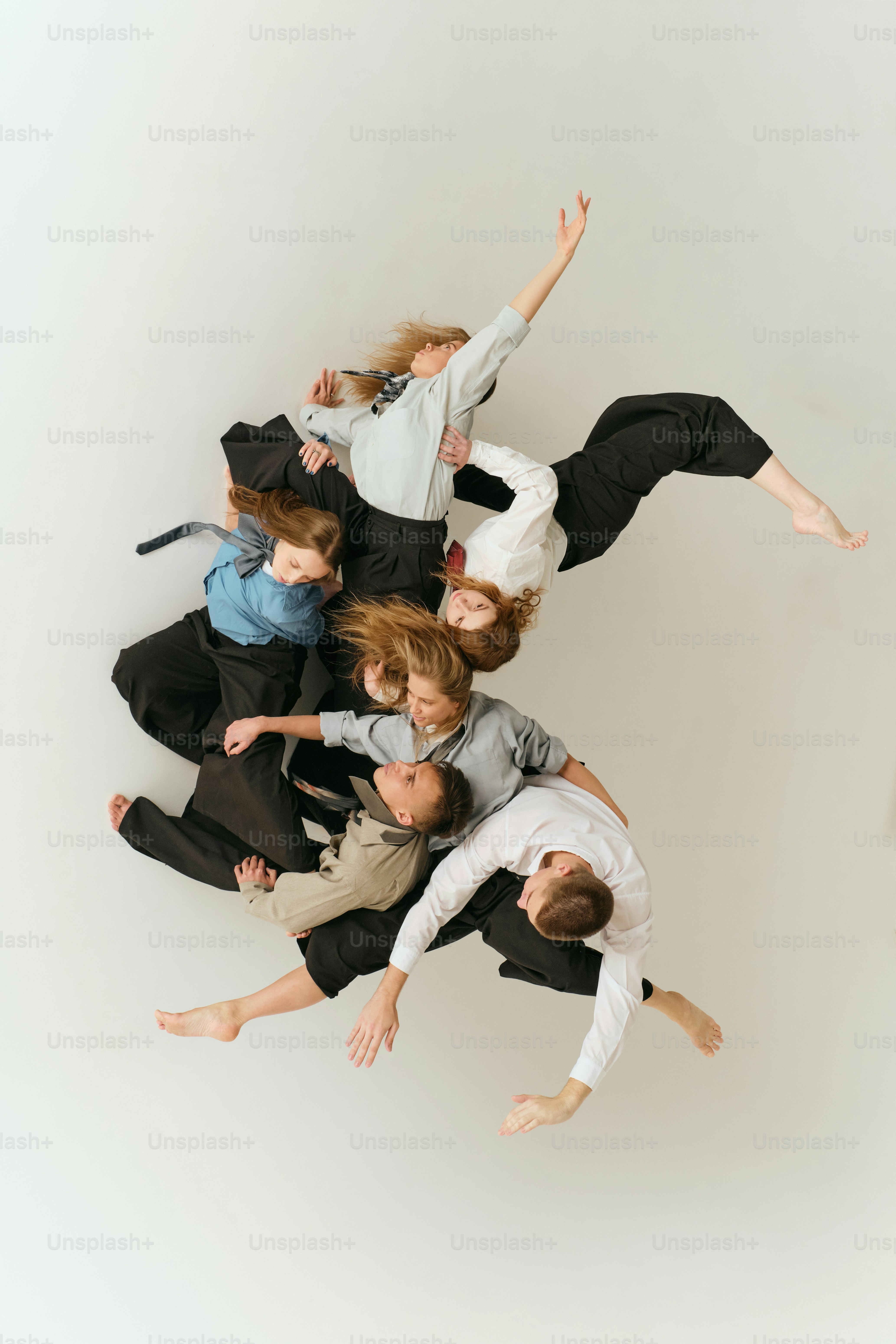 Bailarines en el aire, suspendidos en una pose dinámica.