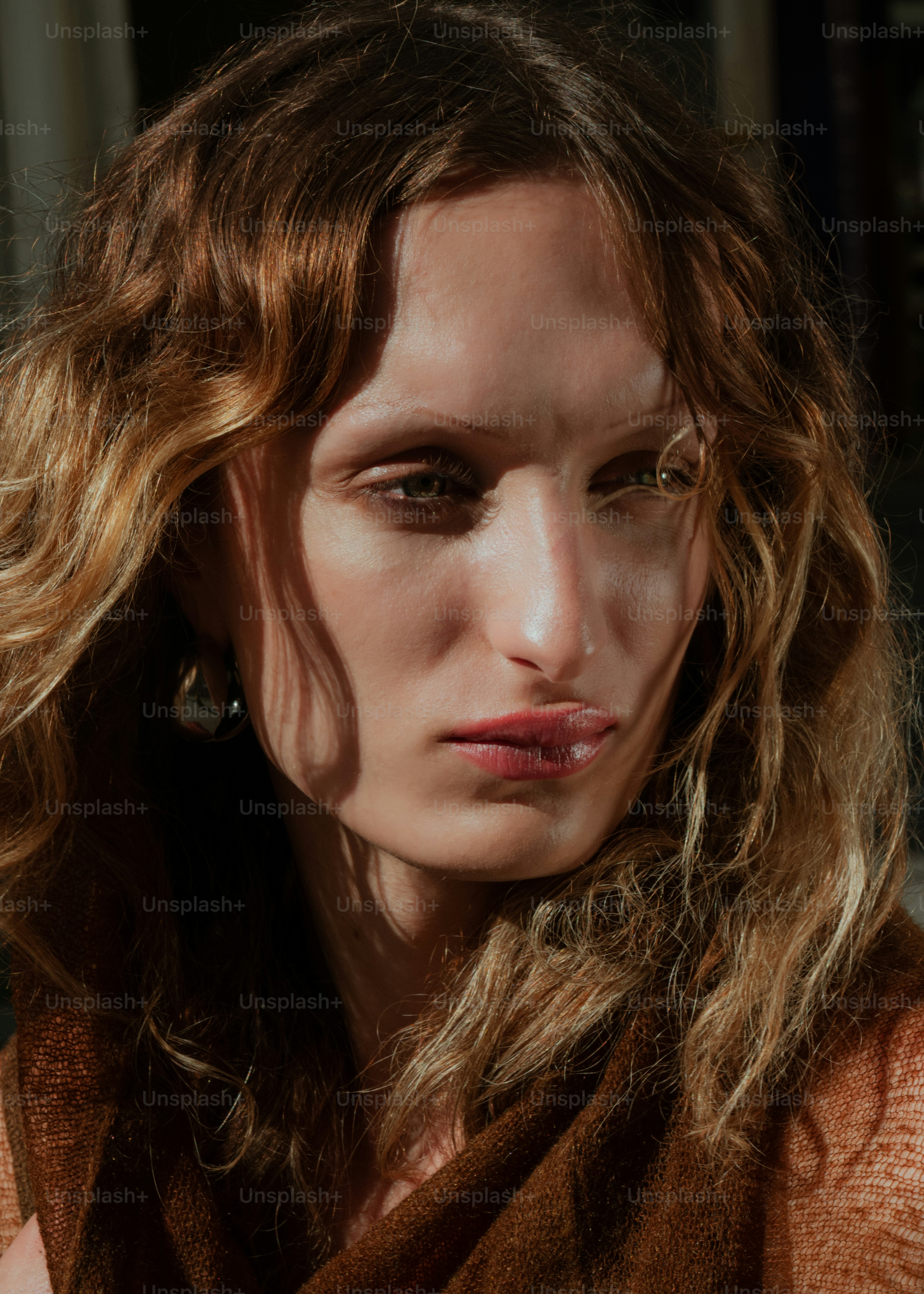 Frau mit gewellten blonden Haaren und Make-up