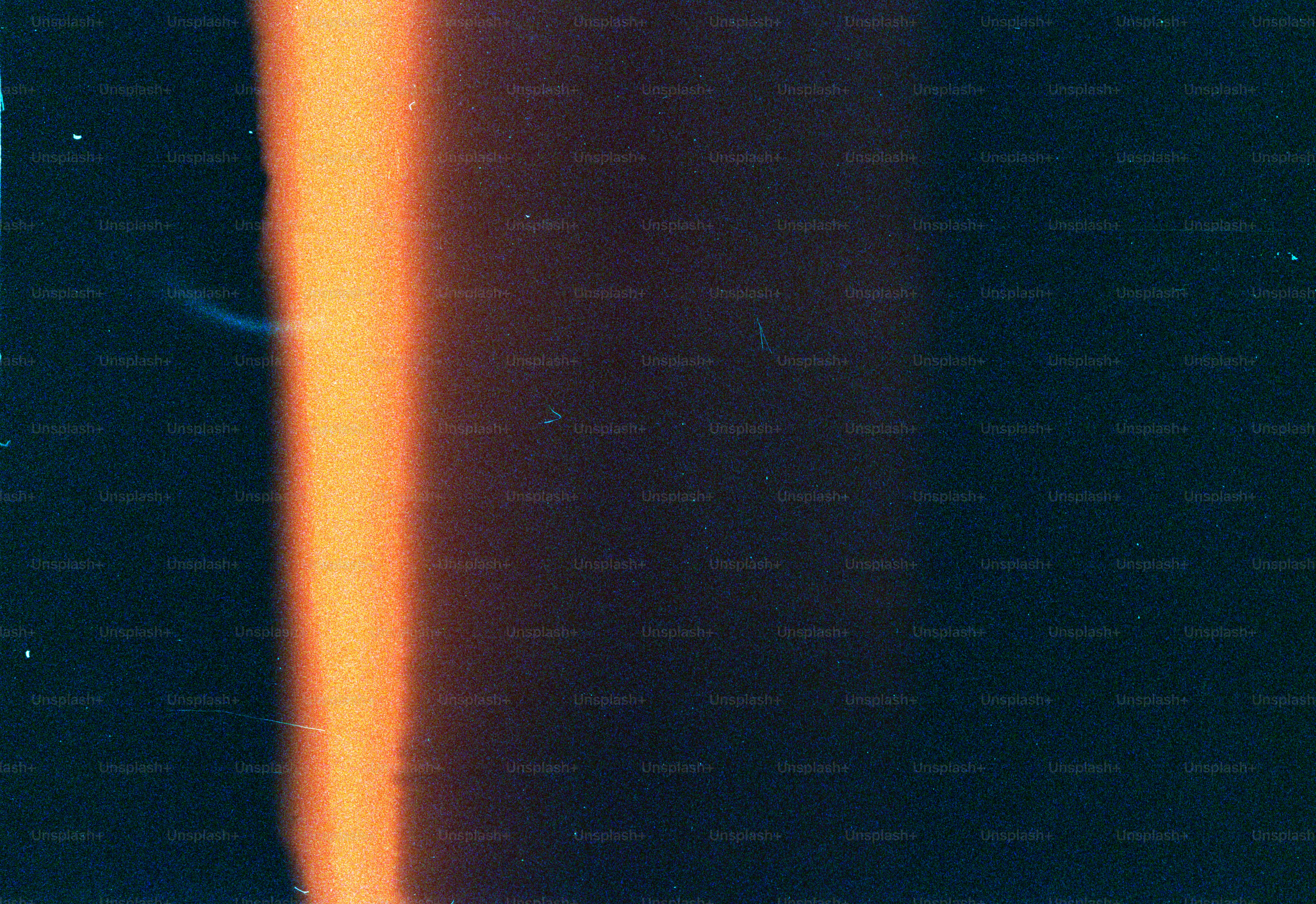 Abstrakter Lichtaustritt mit Orange- und Dunkeltönen