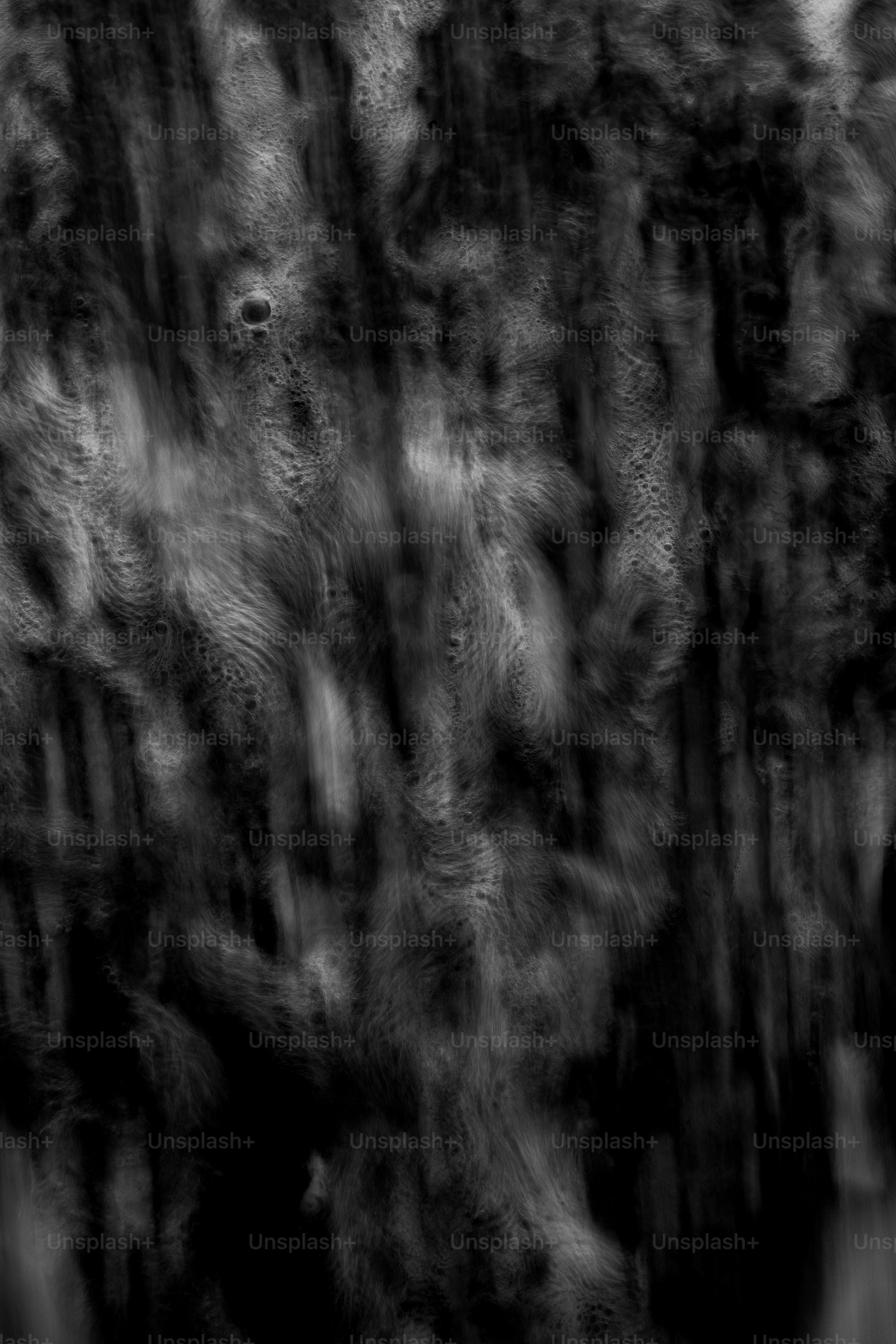 Textures abstraites sombres tourbillonnantes avec des reflets légers.