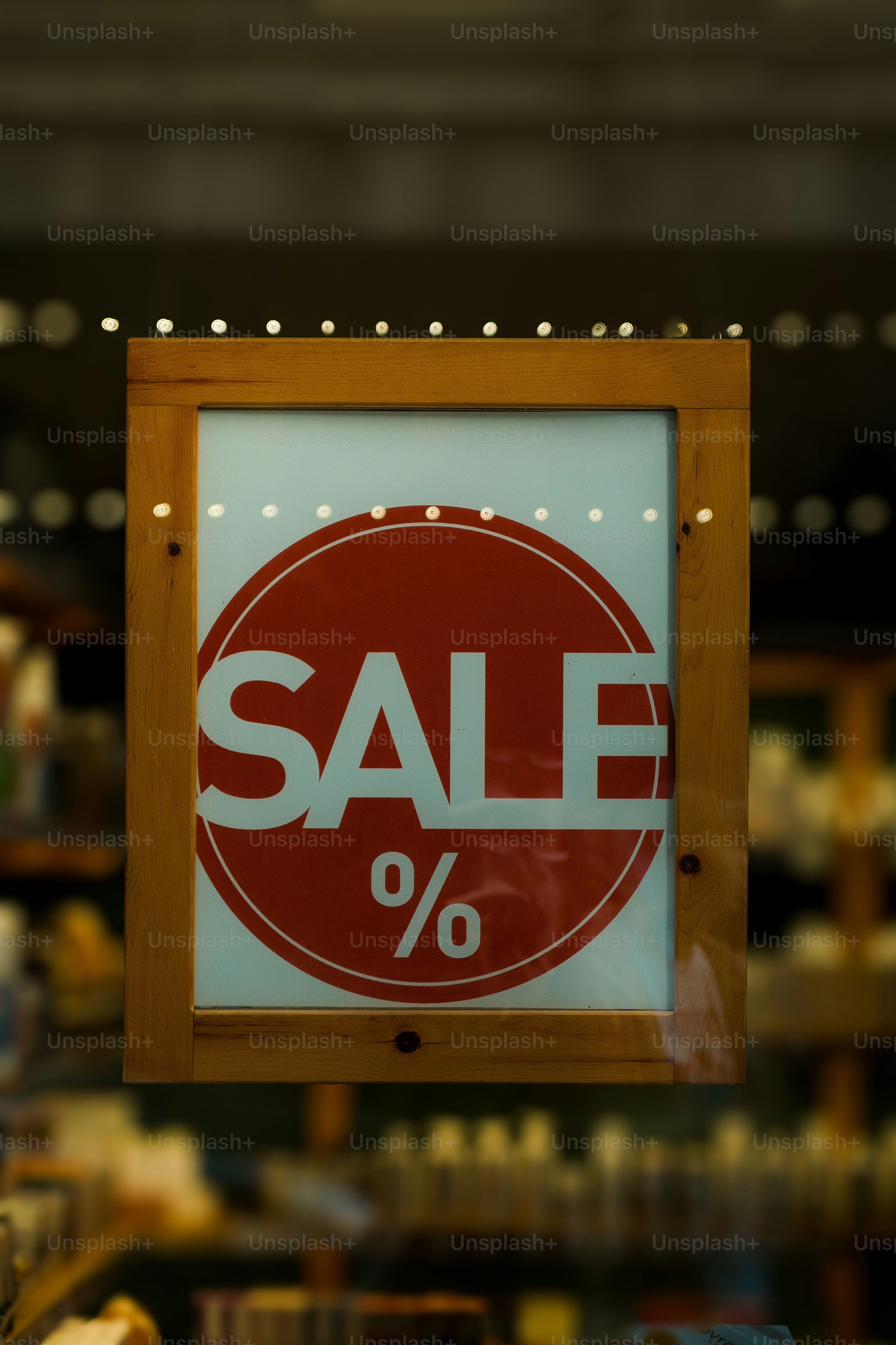 Panneau de vente dans une vitrine de magasin