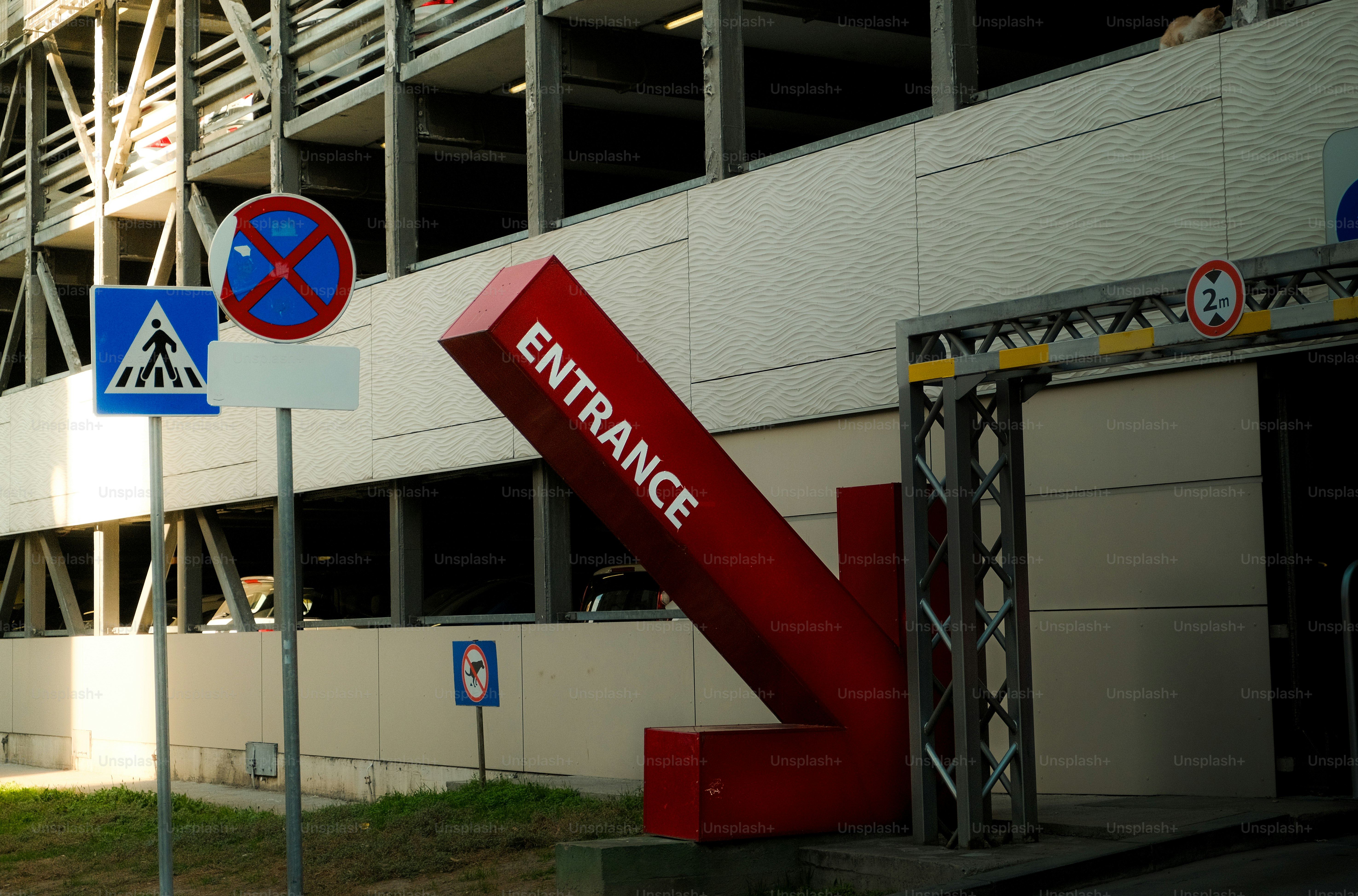 Großer roter Pfeil zeigt auf die Einfahrt in das Parkhaus