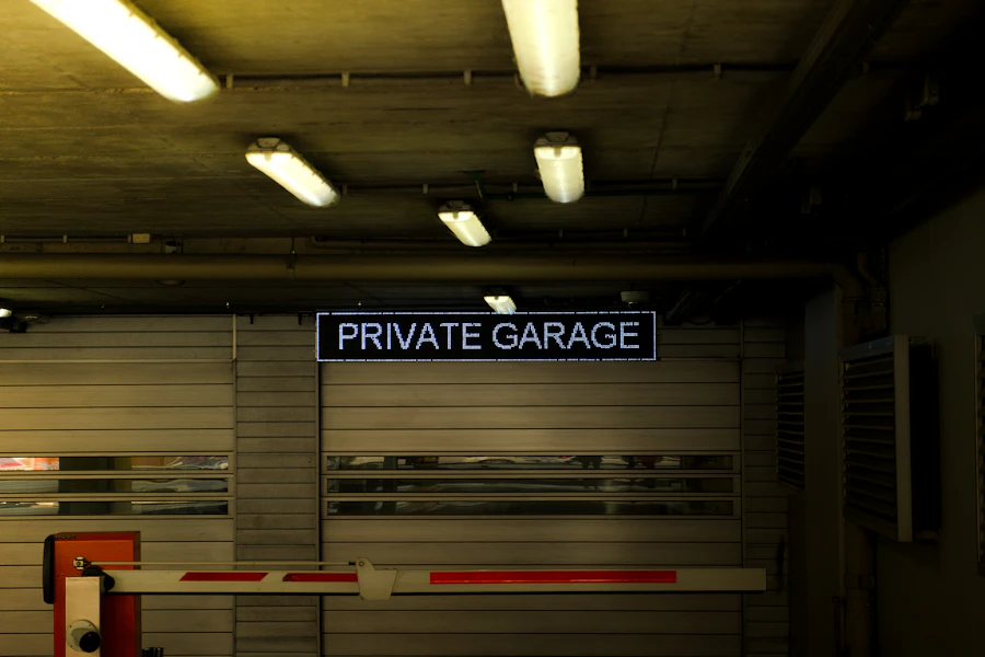 Entrada de estacionamiento con barrera instalada